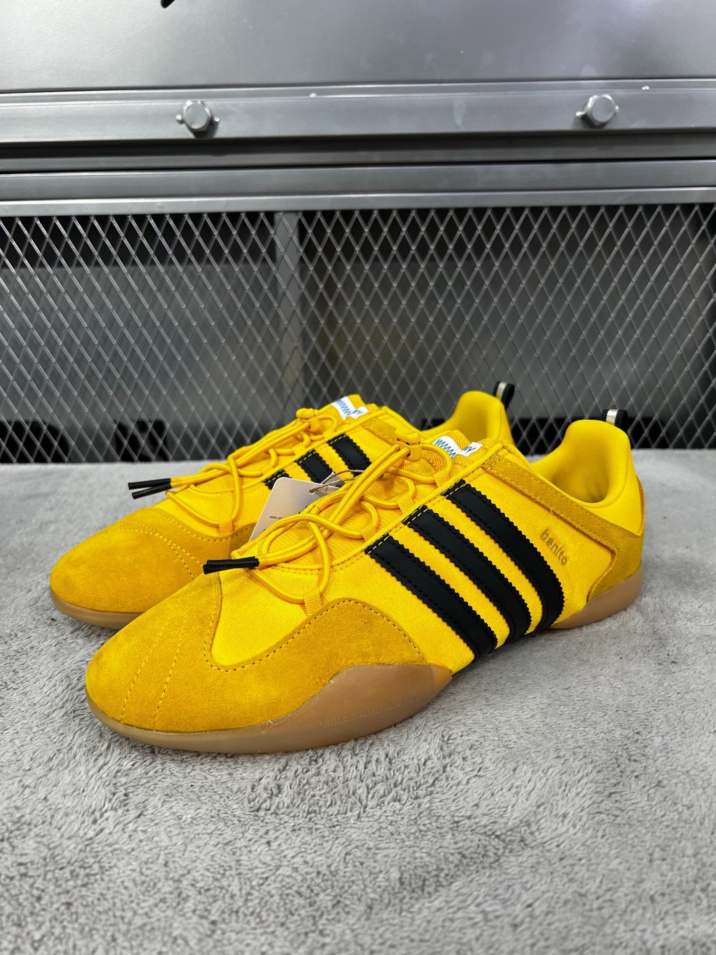 Adidas Adidas Gold Lowtop Sneakers 44 Men Size US 10.5 / EU 43-44 - 1 Thumbnail