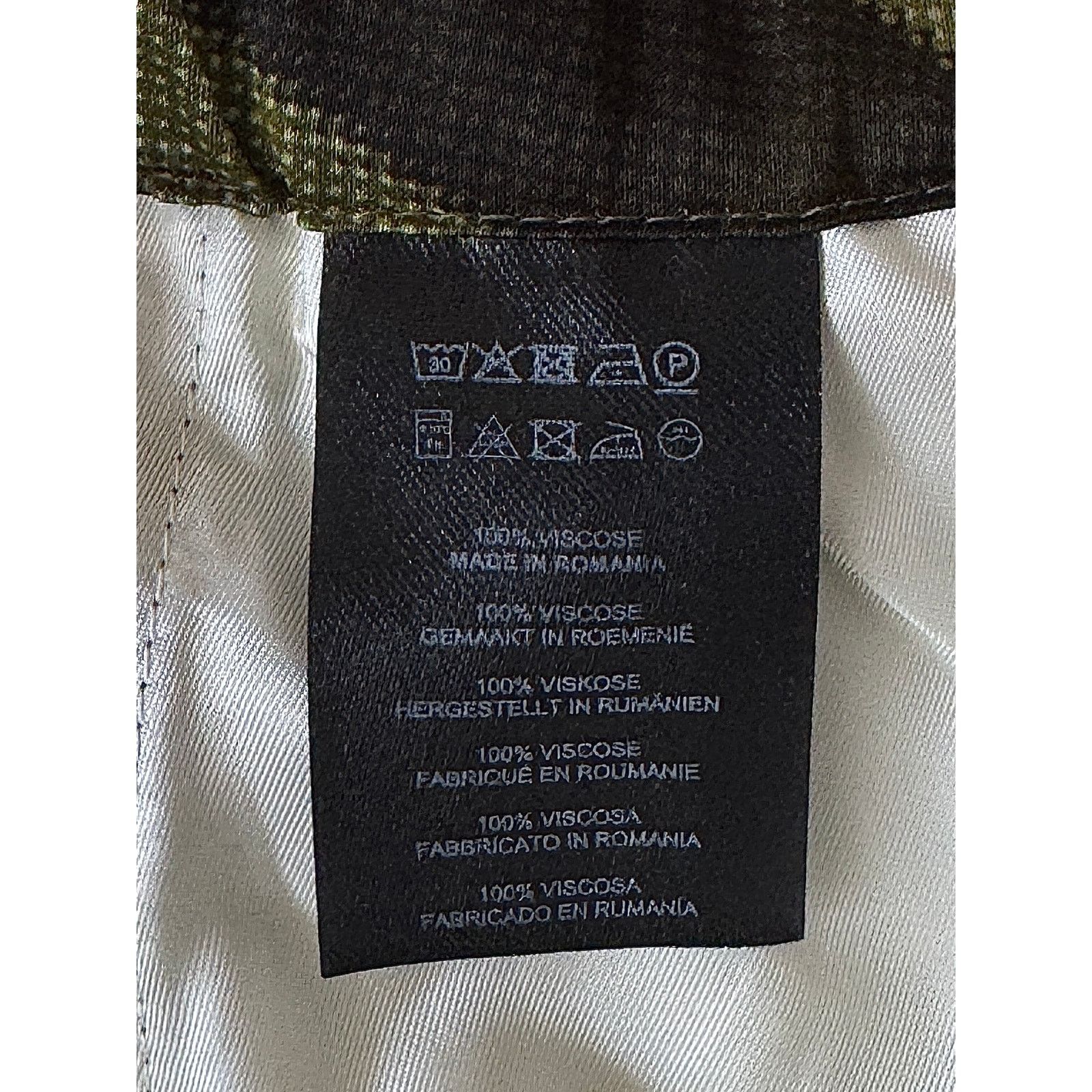 Dries Van Noten Dries Van Noten Graphic-print relaxed-fit satin shorts Size US 34 / EU 50 - 4 Thumbnail