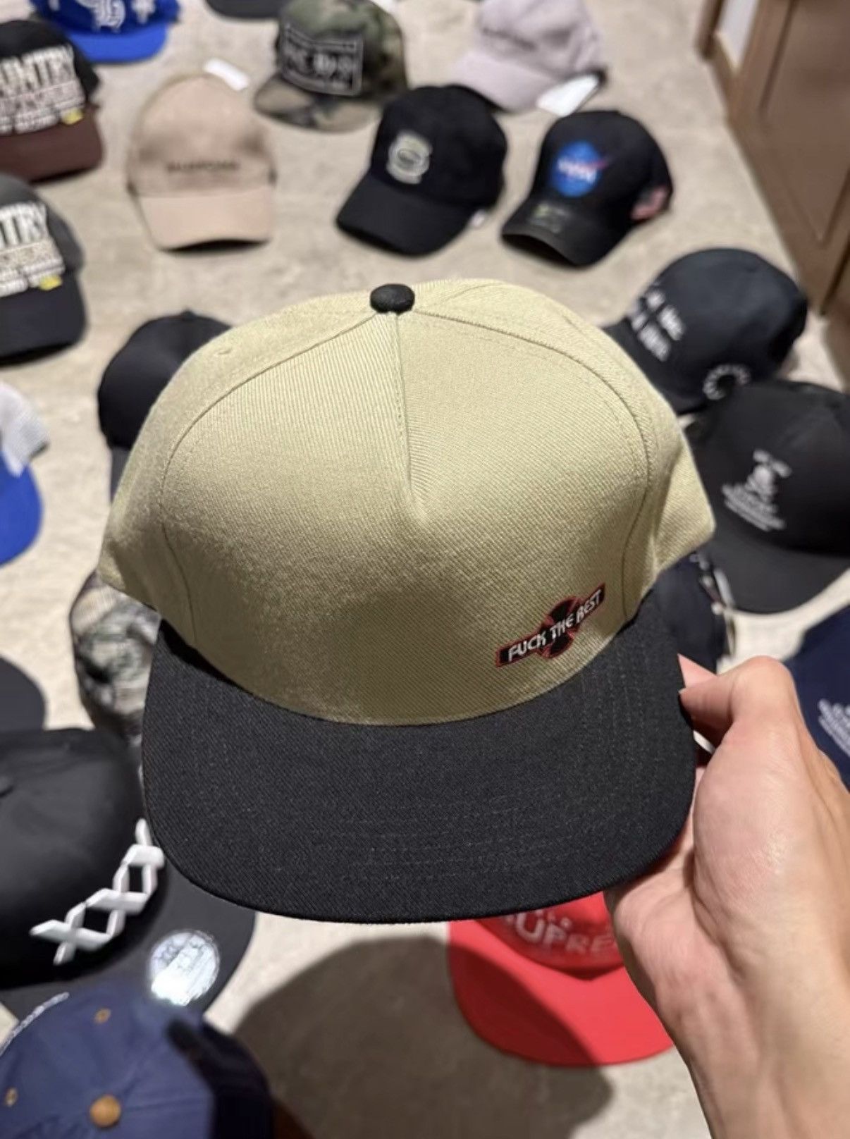 Supreme Supreme Embroidered Baseball Cap in Black Size ONE SIZE - 2 Thumbnail