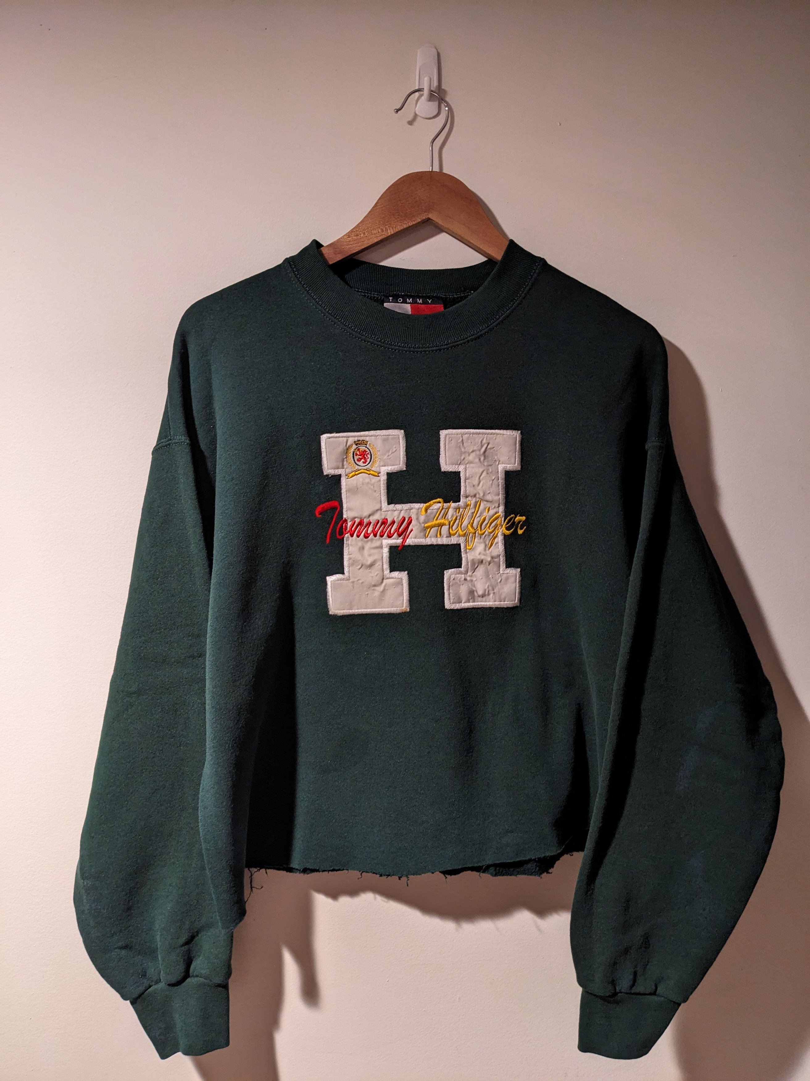 Tommy Hilfiger Vintage 90s Tommy Hilfiger Logo Large Cropped Sweatshirt Size L / US 10 / IT 46 - 1 Thumbnail
