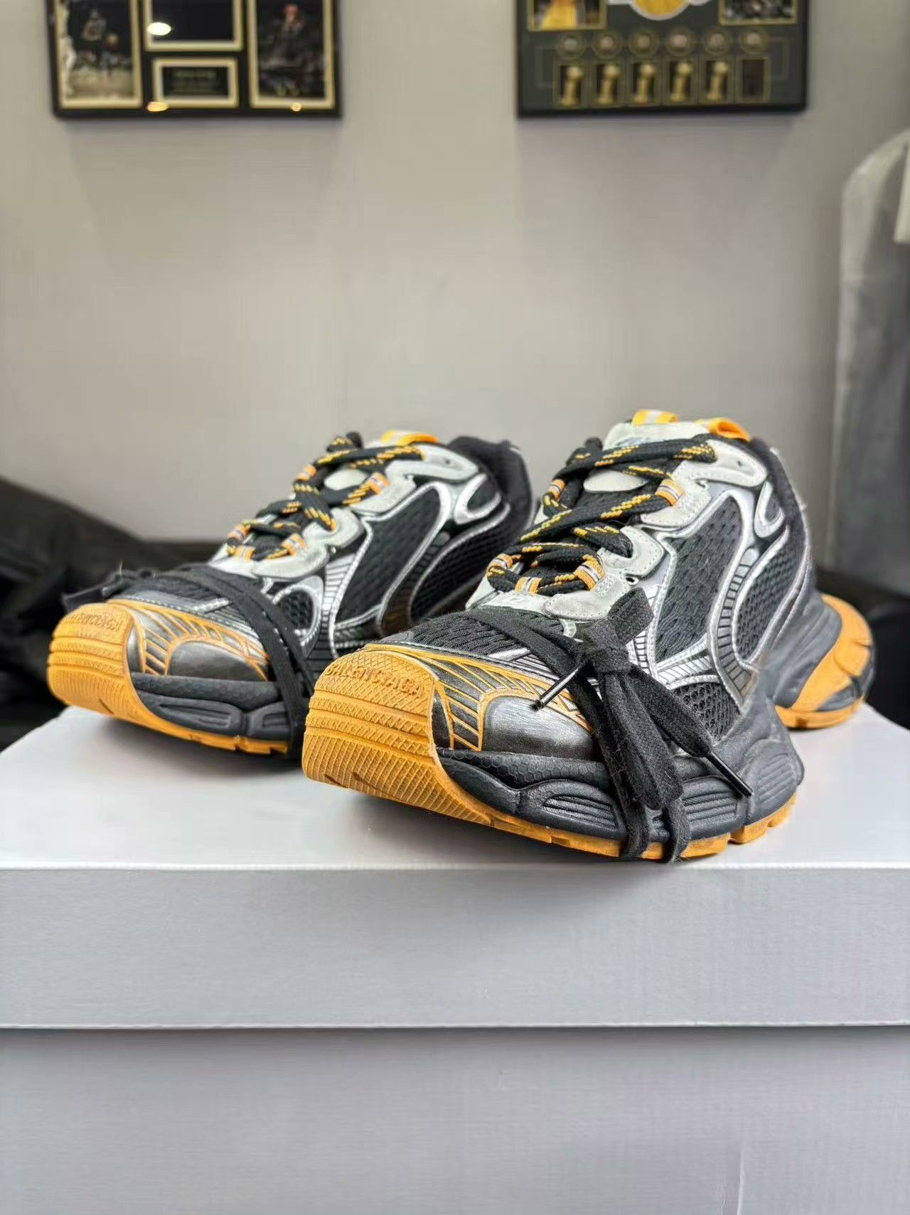 Balenciaga Balenciaga Orange Lowtop Sneakers 9 Men Size US 9 / EU 42 - 1 Thumbnail
