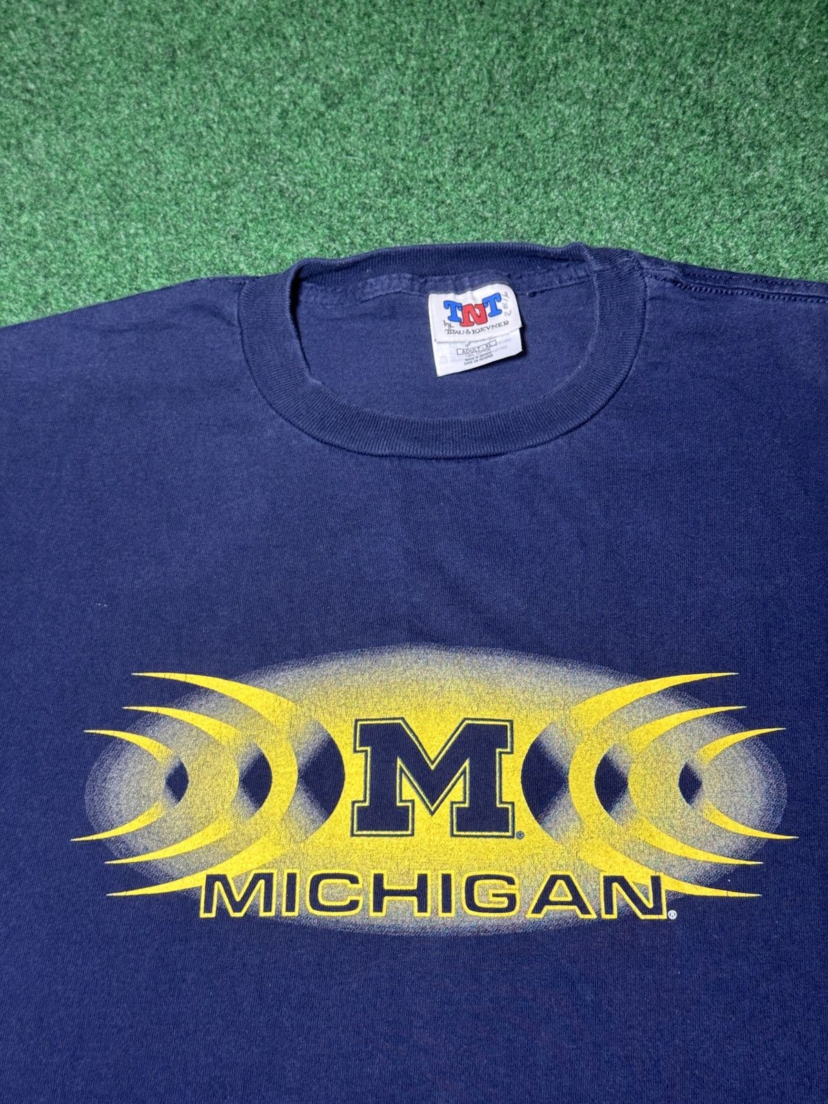 Vintage University Of Michigan Wolverines Y2K XL College T Shirt Size US XL / EU 56 / 4 - 2 Thumbnail