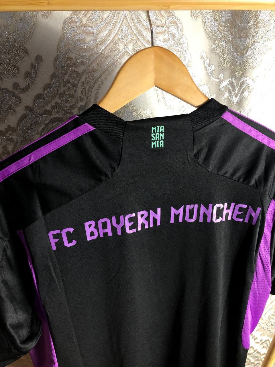 Adidas VINTAGE ADIDAS FC BAYERN MUNCHEN GERMANY SOCCER JERSEY RETRO Size US L / EU 52-54 / 3 - 7 Thumbnail