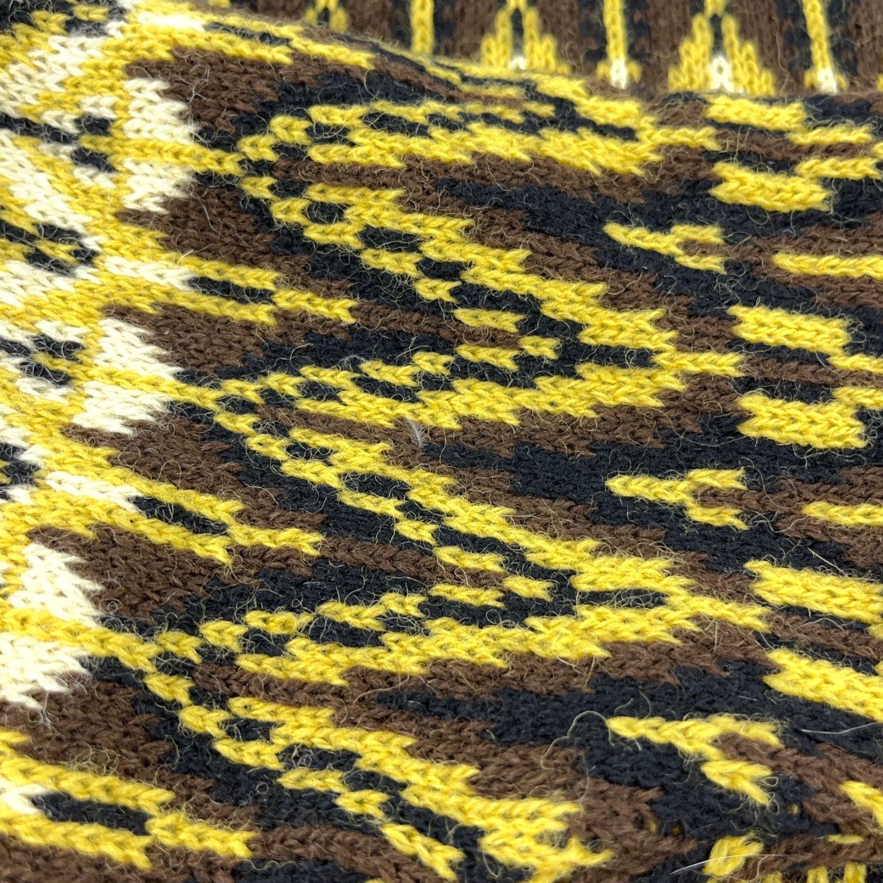 Vintage VINTAGE Meergans German Wool Sweater Men XL Yellow Geometric Pullover All Seasons Size US XL / EU 56 / 4 - 3 Thumbnail