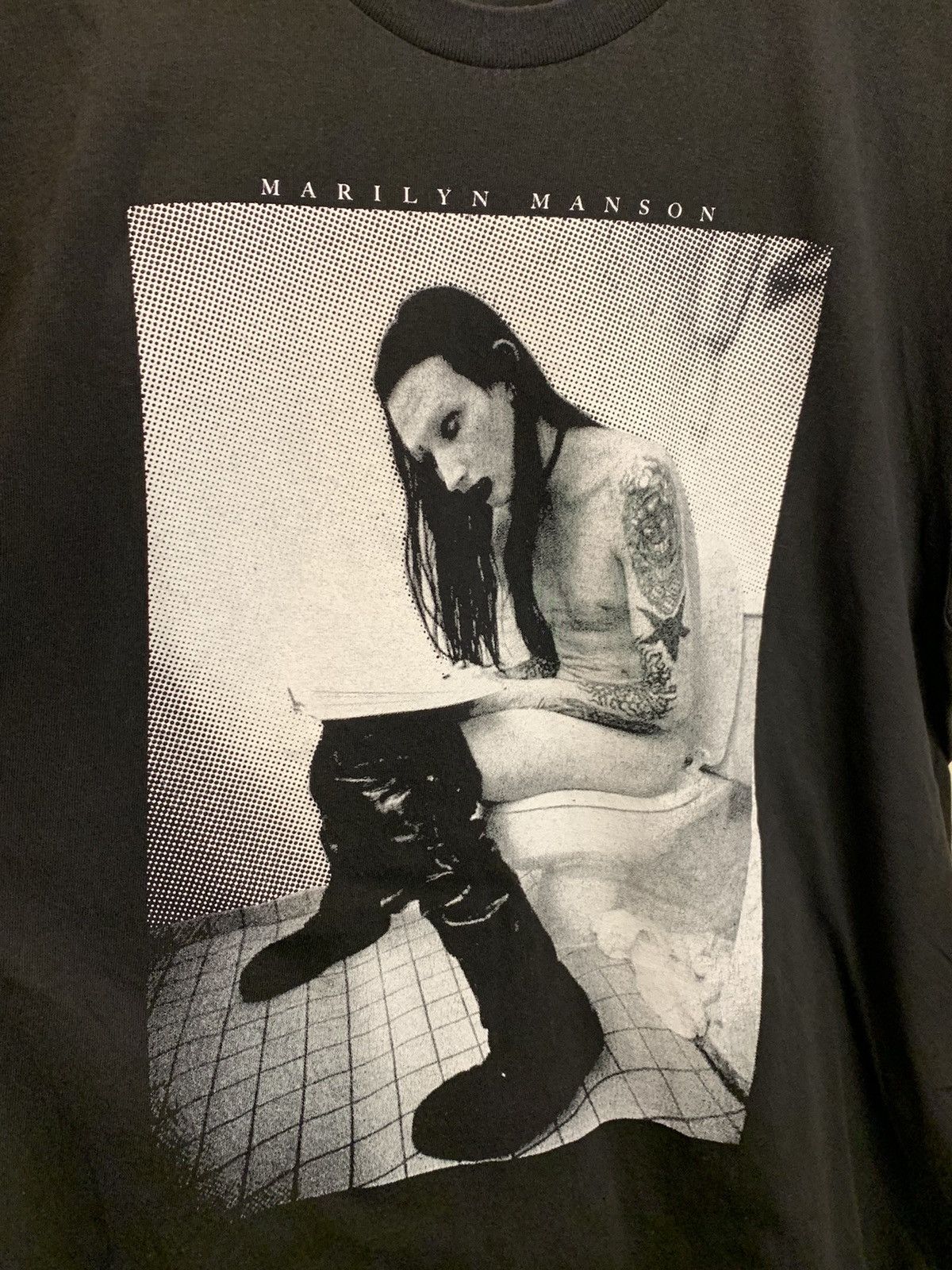 Band Tees × Marilyn Manson × Vintage *RARE* Vintage Marilyn Manson Toilet Photo Music Band Shirt Size US L / EU 52-54 / 3 - 2 Thumbnail