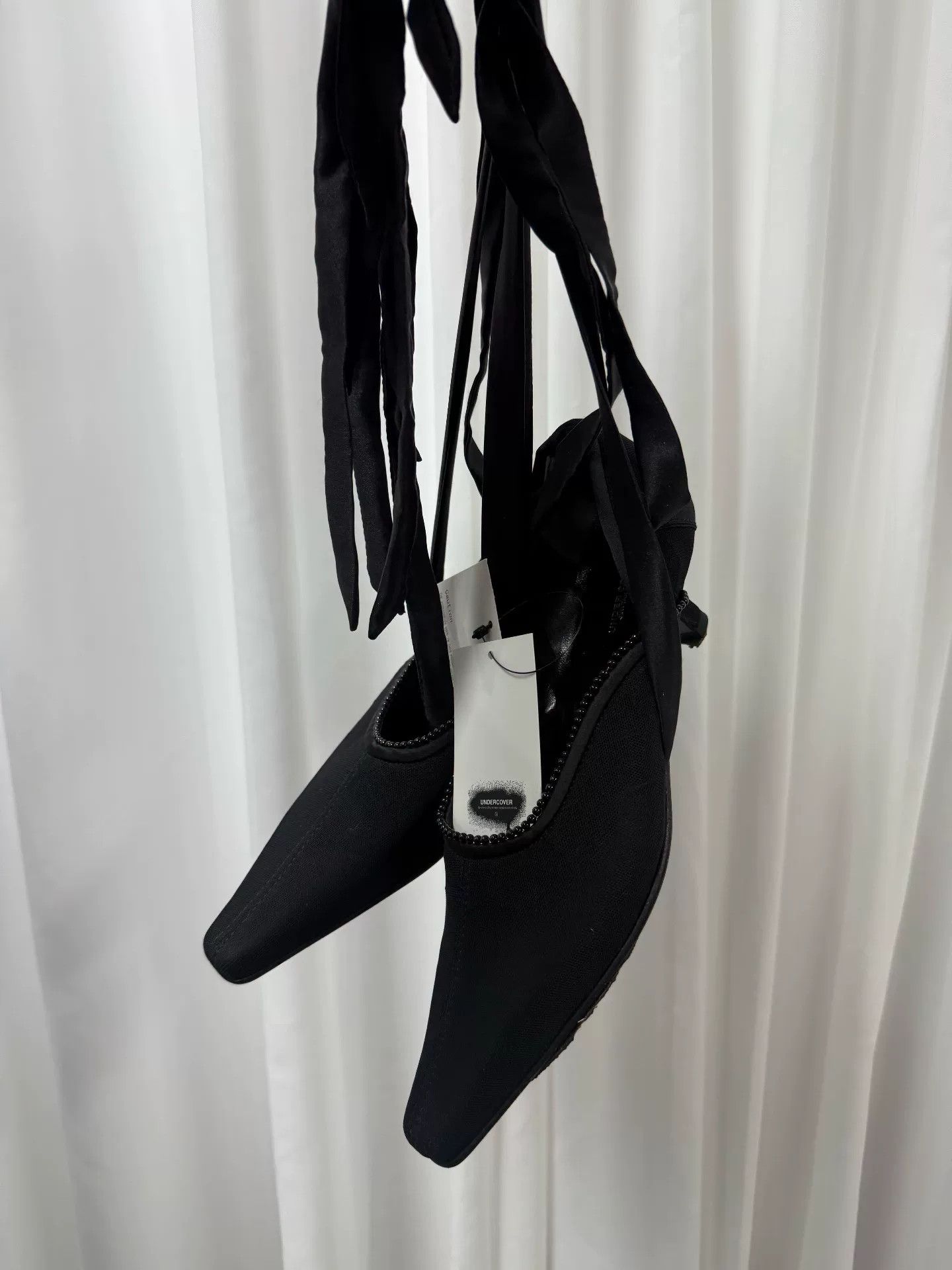 black pointed toe tie-up shoes