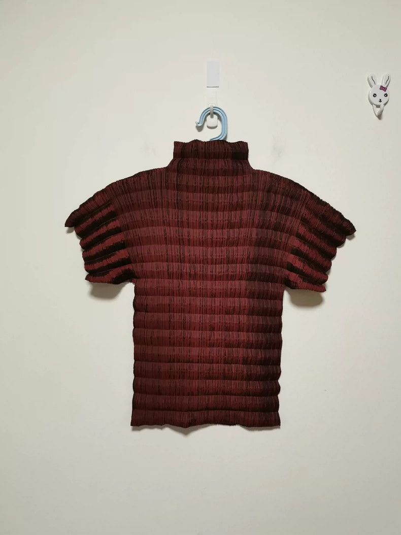 Issey Miyake size:3 Deep red mainline wavy top