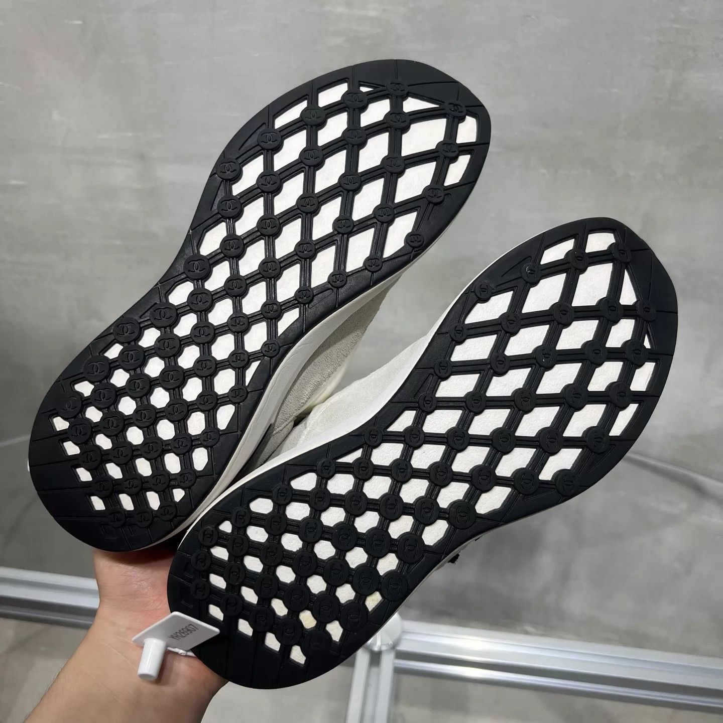 Chanel Chanel White CC Logo Sneakers EUR 38 YH26907 Size US 7.5 / IT 37.5 - 7 Thumbnail
