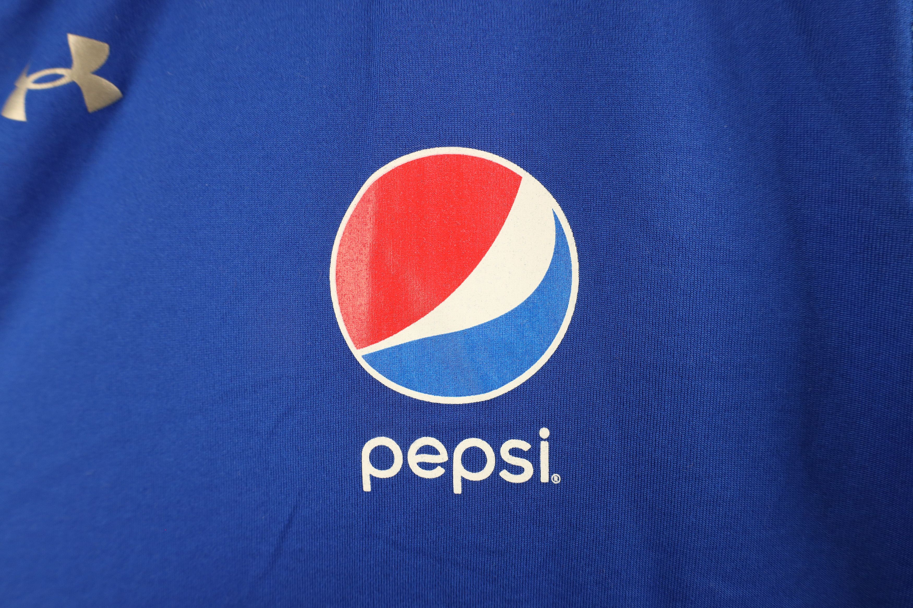Under Armour × Vintage Under Armour Out HeatGear Pepsi Co Short Sleeve T-Shirt Blue Size US XL / EU 56 / 4 - 4 Thumbnail
