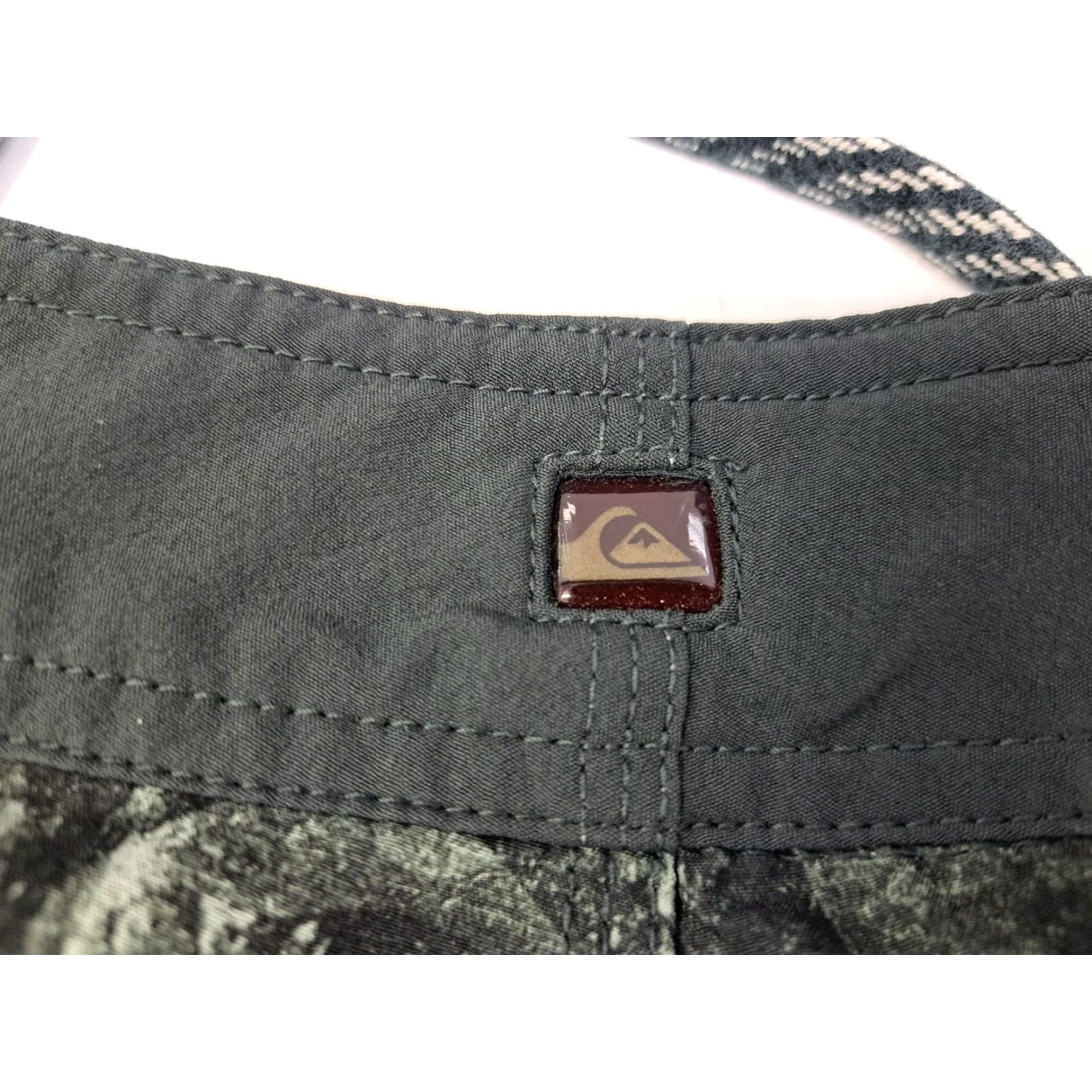 Logo 7 Quiksilver Board Shorts Mens Black/Green Embroidered Logo 32 90s Beach Surfing Lightweight Drawstring Back Pocket Size US 32 / EU 48 - 6 Thumbnail