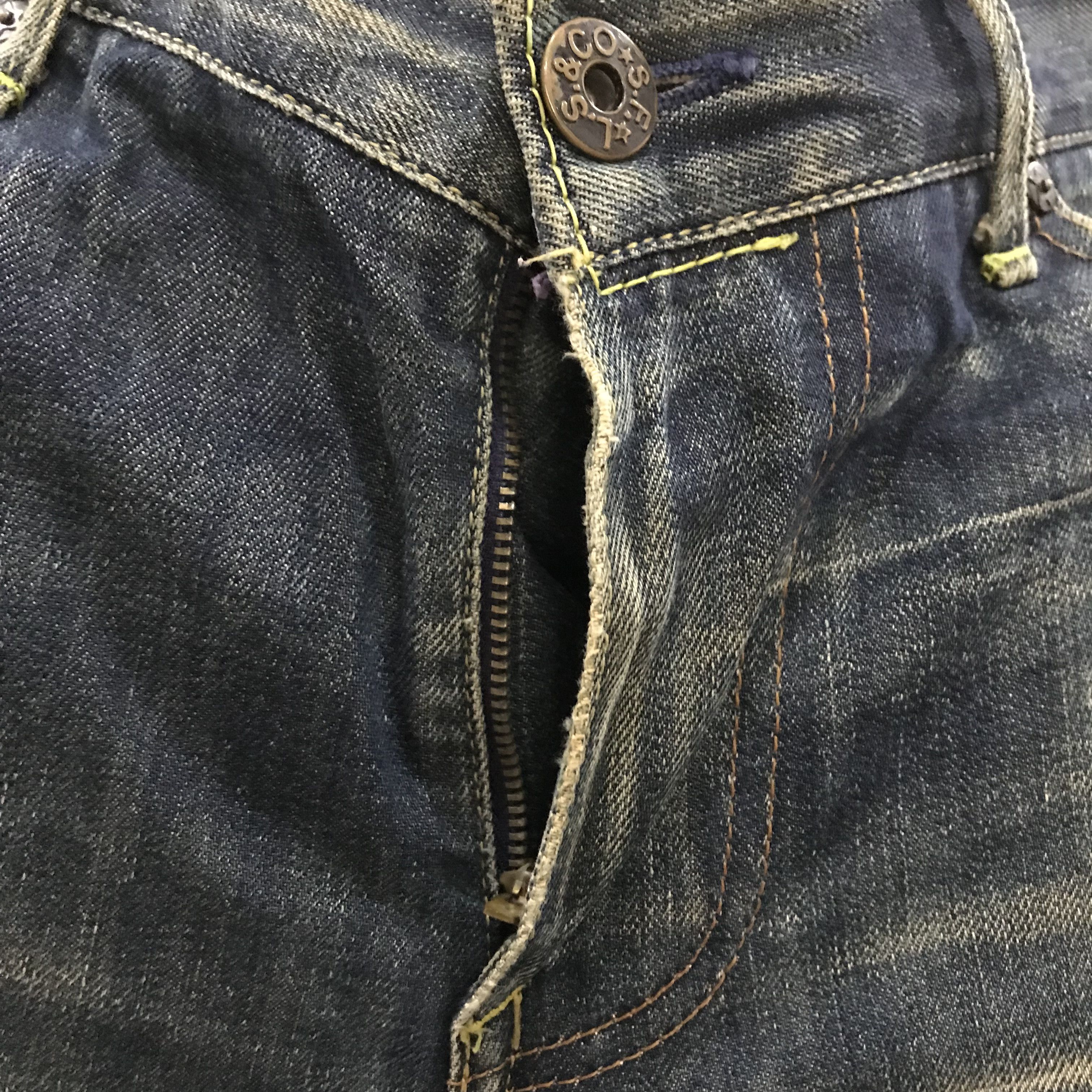 Levi's Vintage Levi’s Distressed Faded Indigo Rugged Stone Washed Size US 33 - 7 Thumbnail