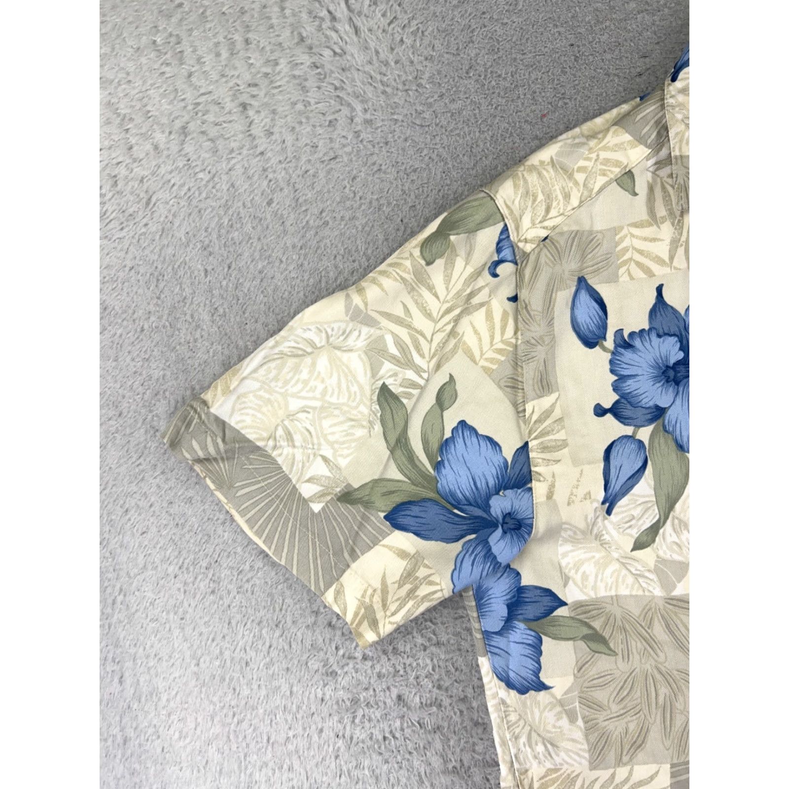 Vintage Caribbean Joe Shirt Adult Medium Beige Blue Floral Hawaiian 100% Rayon Button-Up Size US M / EU 48-50 / 2 - 3 Thumbnail