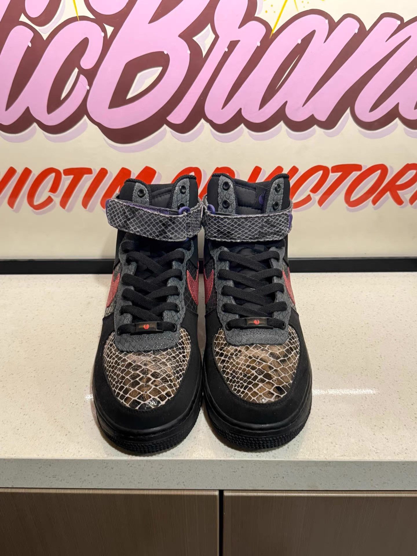 Nike Authentic Nike Air Force 1 Low 2013 Year of the Snake Ｑ20 Size US 8 / EU 41 - 3 Thumbnail