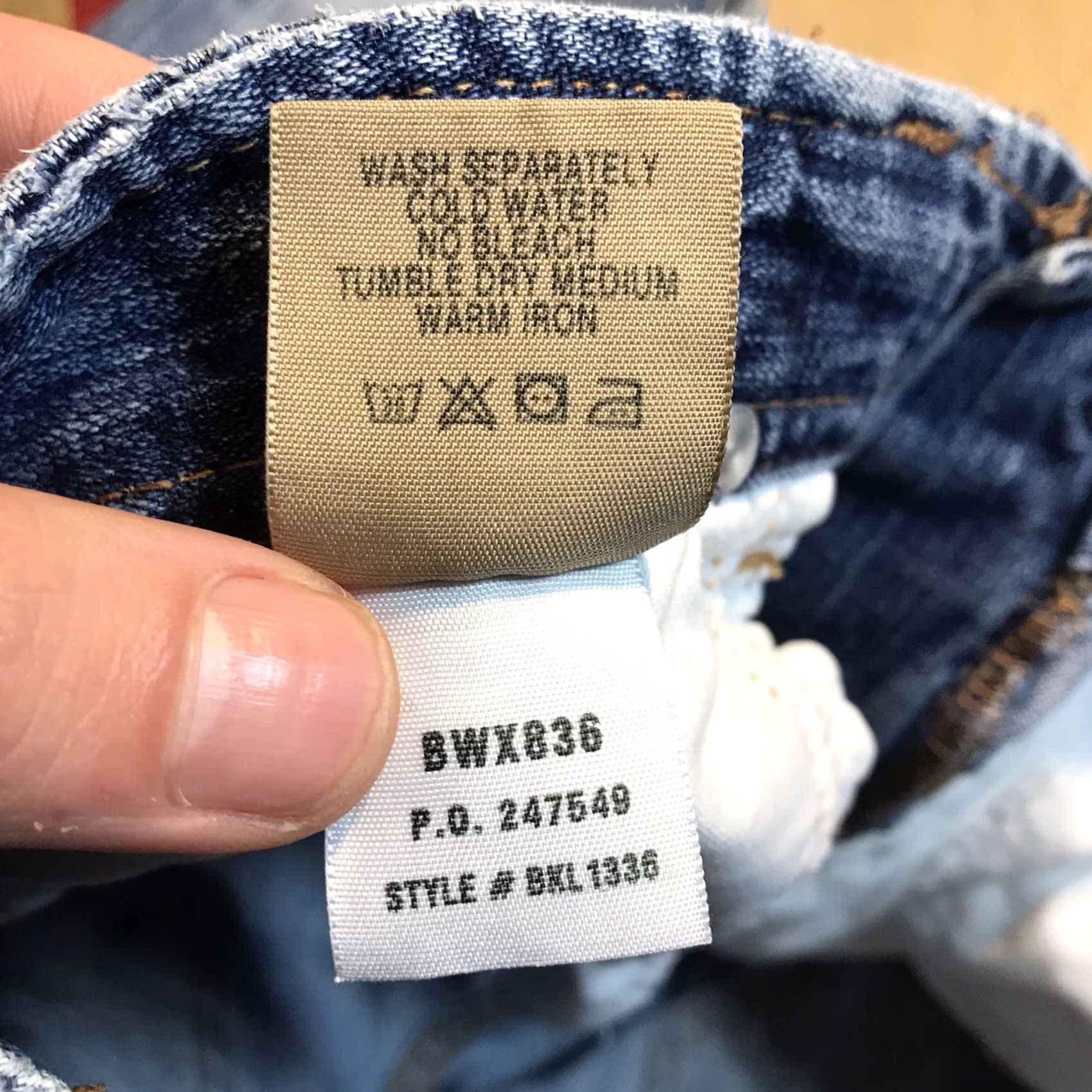 Vintage BKE Denim Crop Jeans Light Wash Distressed 30 X 22 Womens Capris Cotton Spandex Nickel Buckle Bke Mid Rise 9in 5-Pocket Blue Jeans Capris Womens Size 30" / US 8 / IT 44 - 7 Thumbnail
