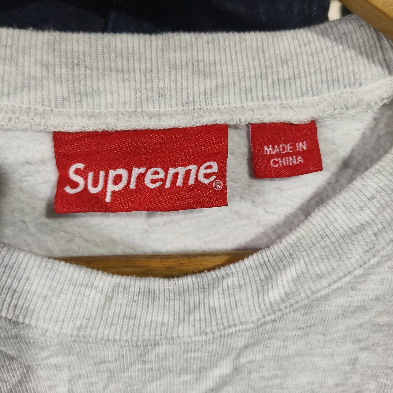 Supreme SS23 - Supreme Crest Logo Size US M / EU 48-50 / 2 - 8 Thumbnail