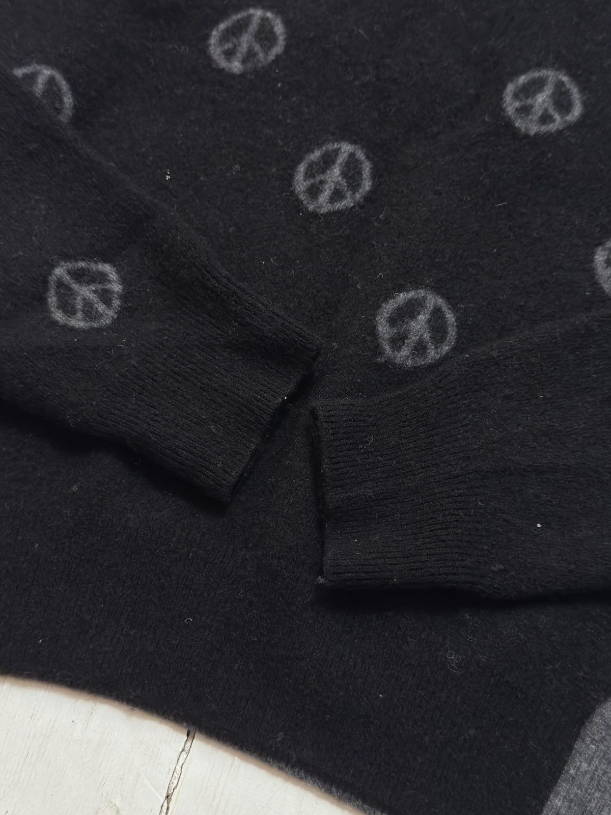 Love Moschino VINTAGE MOSCHINO 2000s PEACE PRINTED WOOL SWEATER Size S / US 4 / IT 40 - 7 Thumbnail