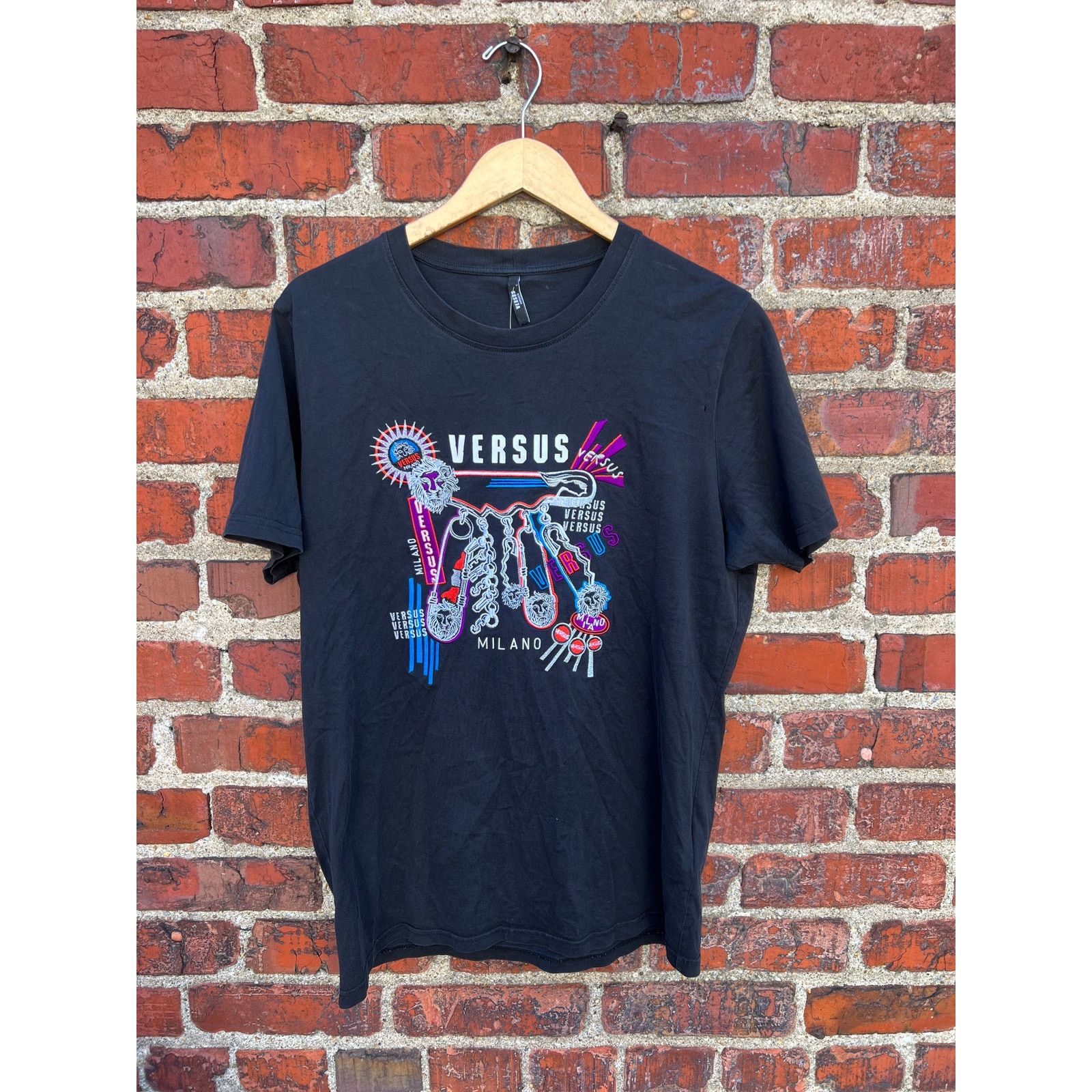 Versace Versus Versace Embroidered Tee Size Large Size US L / EU 52-54 / 3 - 1 Thumbnail