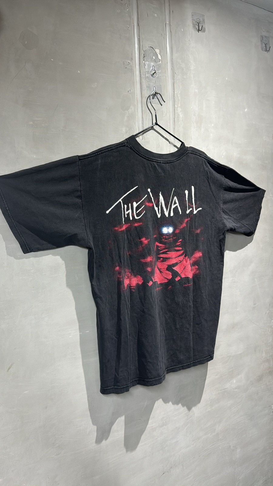Band Tees × Pink Floyd × Vintage Vintage 90s Pink Floyd The Wall Tshirt Size US L / EU 52-54 / 3 - 16 Thumbnail