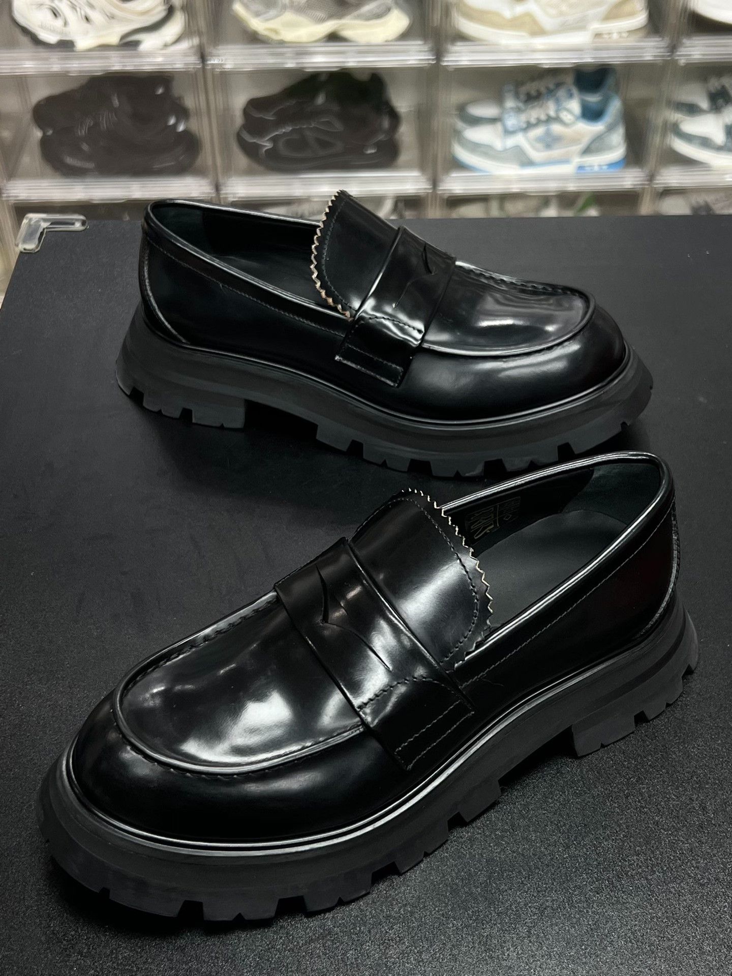 Alexander McQueen Alexander McQueen Patent Black Lowtop Sneakers us_7 Women Size US 7 / IT 37 - 1 Thumbnail