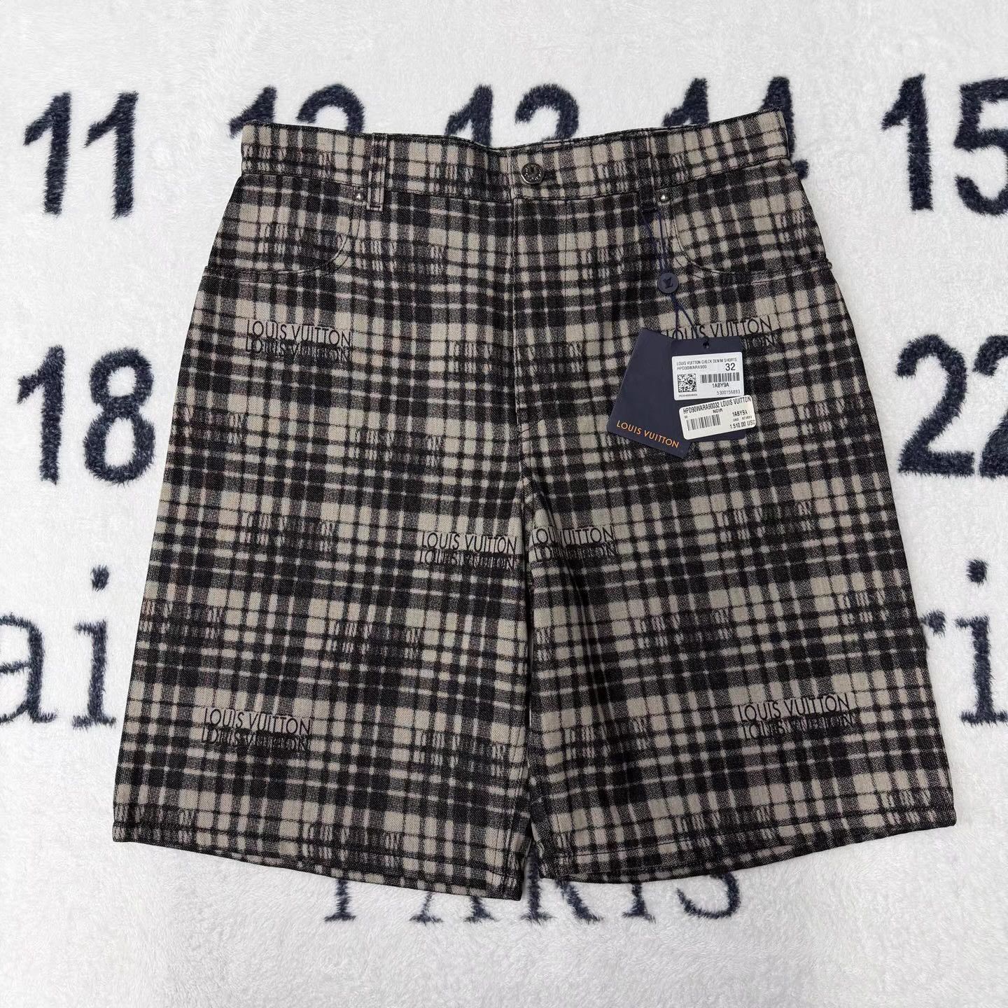 Louis Vuitton LV Black & White Damier All-Over Print Shorts Q10 Size XL / US 12-14 / IT 48-50 - 1 Thumbnail