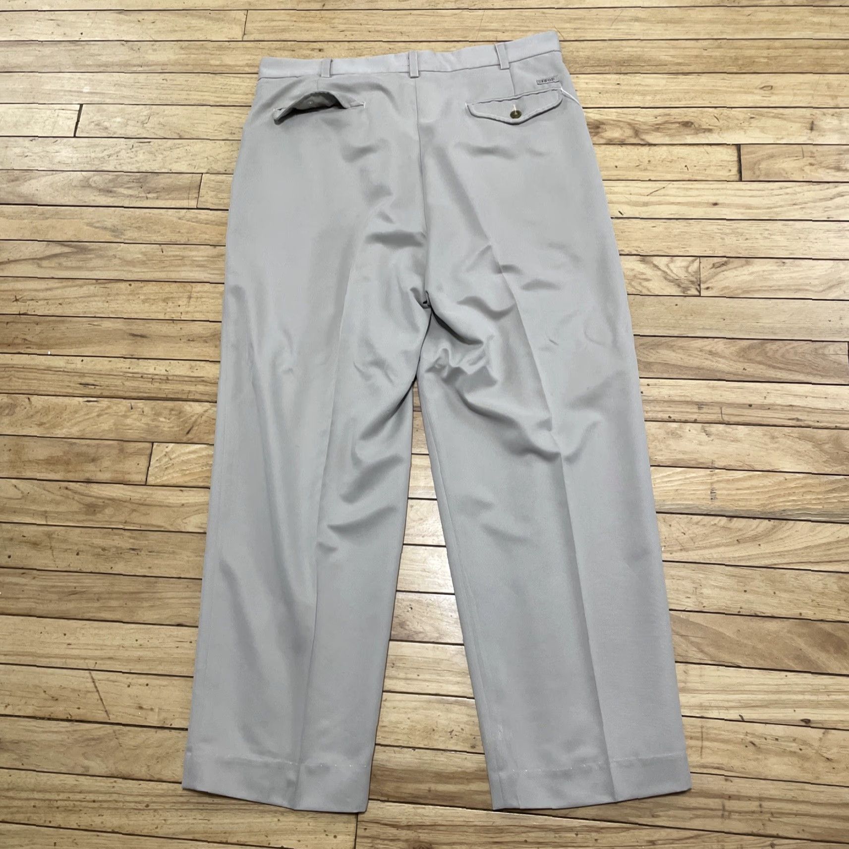 Izod VINTAGE Izod Men 34x28 Pleated Golf Pants Chino Beige Khaki Light 90s Logo Preppy Retro Classic Golf Pant Shirt? Size US 34 / EU 50 - 2 Thumbnail