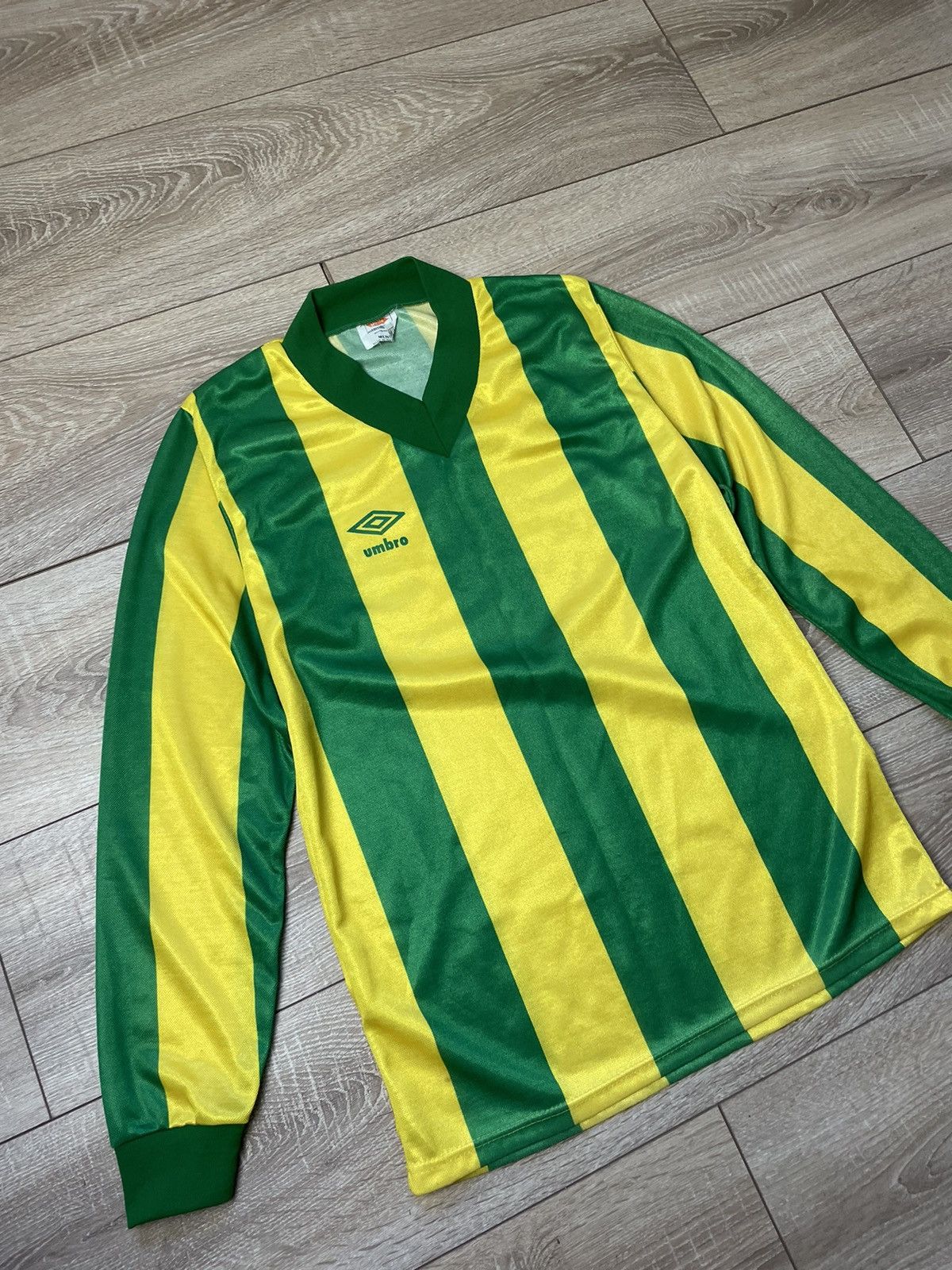 Umbro 90-s Umbro Vintage Soccer Jersey Football shirt long sleeve Size US M / EU 48-50 / 2 - 3 Thumbnail