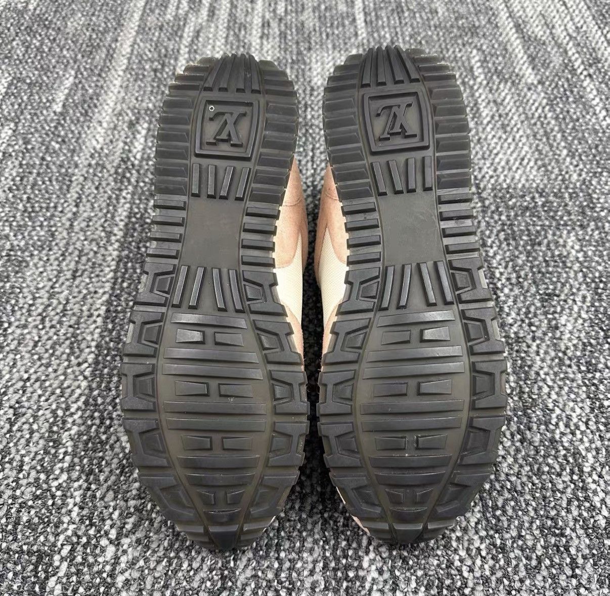 Louis Vuitton Louis Vuitton Runaway White & Pink Logo Sneakers J42 Size US 7 / EU 40 - 6 Thumbnail