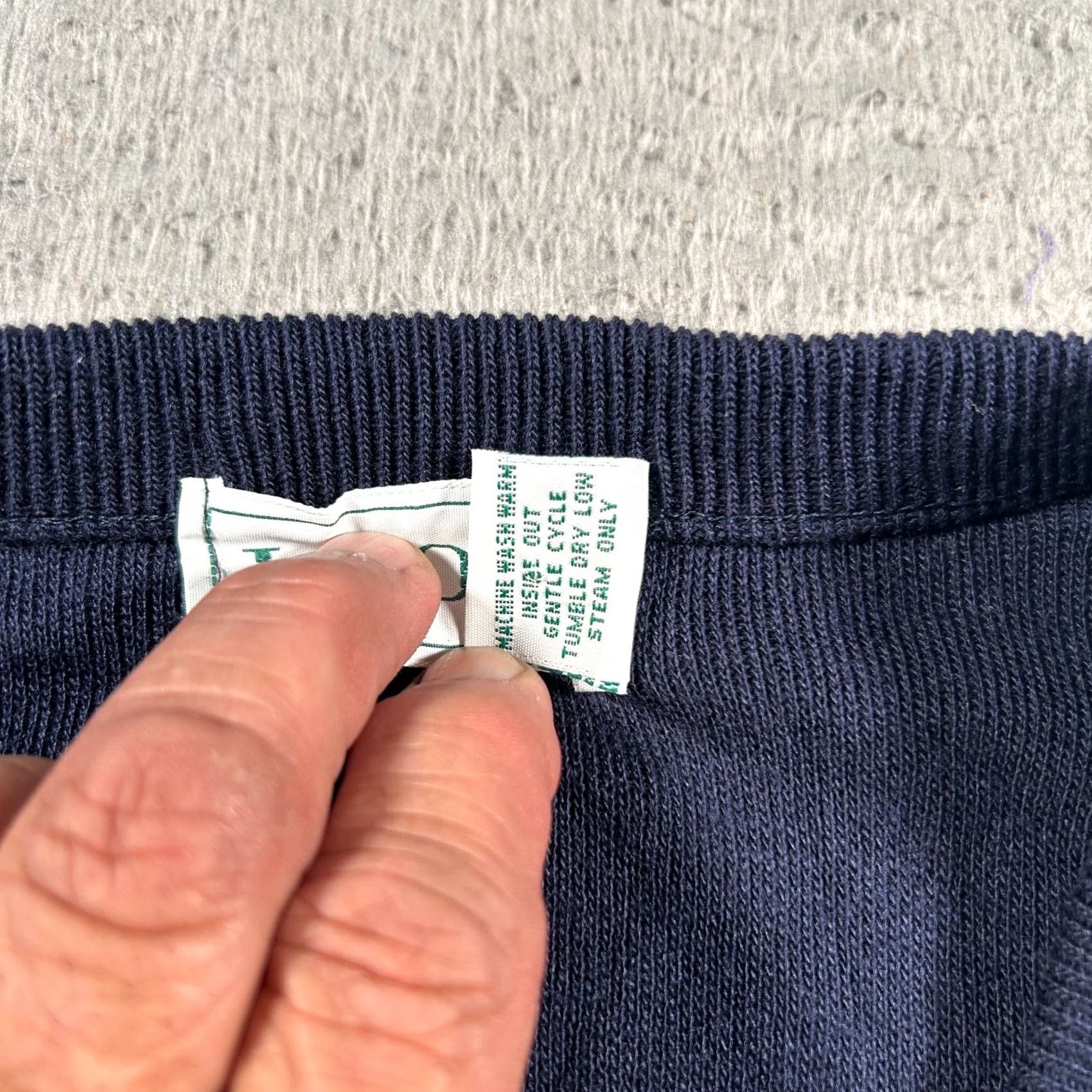 Izod VINTAGE Izod Sweater Men L V-Neck Pullover Blue Acrylic Embroidered Logo 90s Size US L / EU 52-54 / 3 - 4 Thumbnail