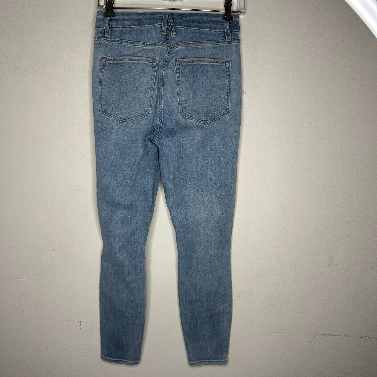 Good American Good American Good Waist Crop Distressed Knee Jean 6 / 28 Size 28" / US 6 / IT 42 - 4 Thumbnail