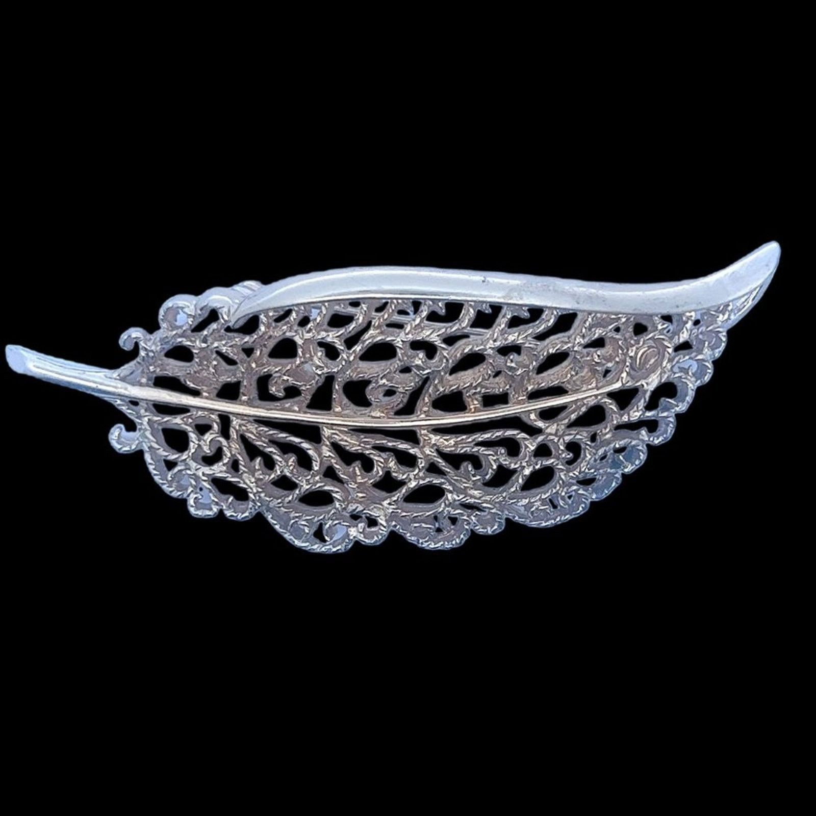 Monet Vintage - Monet - Filigree Gold Tone Leaf Brooch Pin Size ONE SIZE - 2 Thumbnail