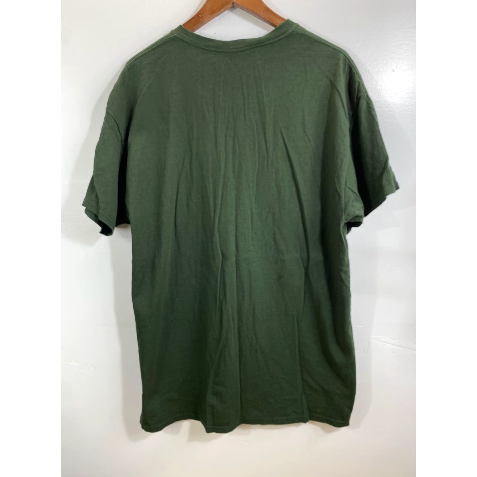 Gildan Gildan Mens Green Milwaukee Bucks T-shirt Size XL NBA Basketball Distress #1520 Size US XL / EU 56 / 4 - 3 Thumbnail