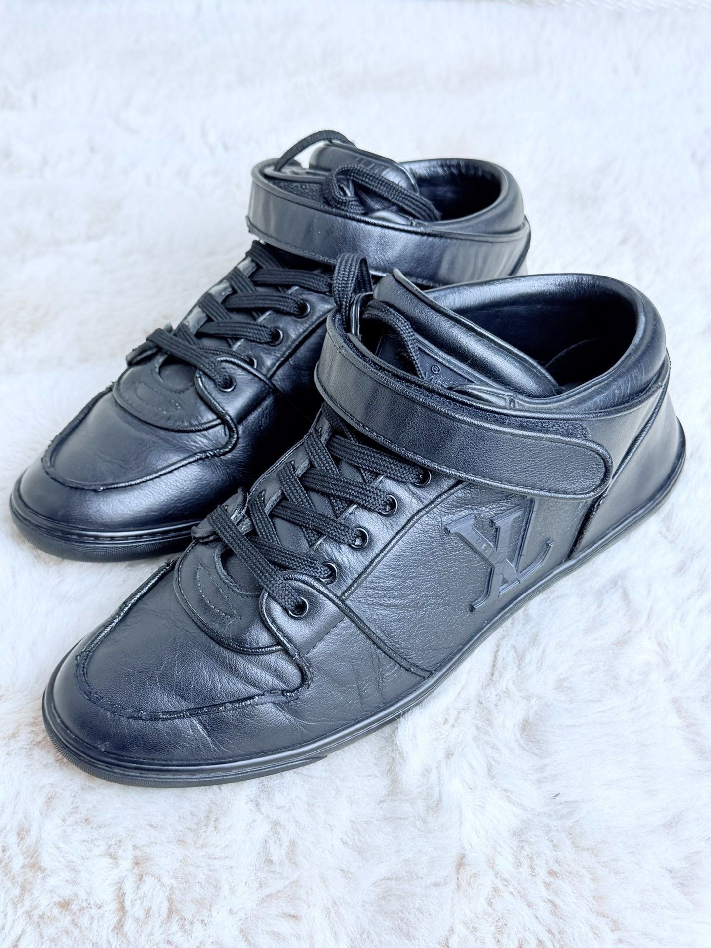 Louis Vuitton Louis Vuitton Black Hitop Sneakers us_6 Women Size US 6 / IT 36 - 1 Thumbnail