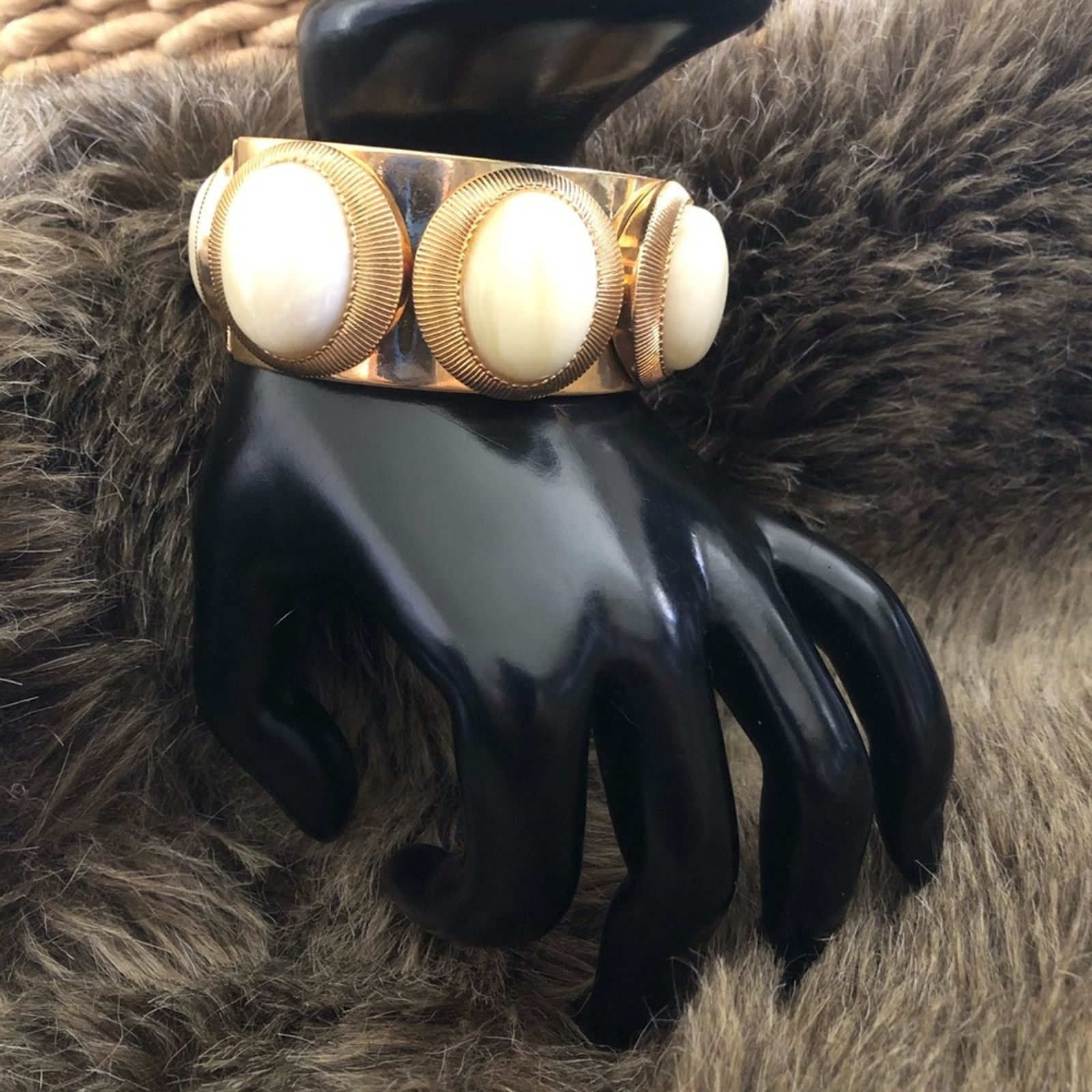 Vintage Vintage Two Sisters cream quartz stone bracelet Size ONE SIZE - 2 Thumbnail