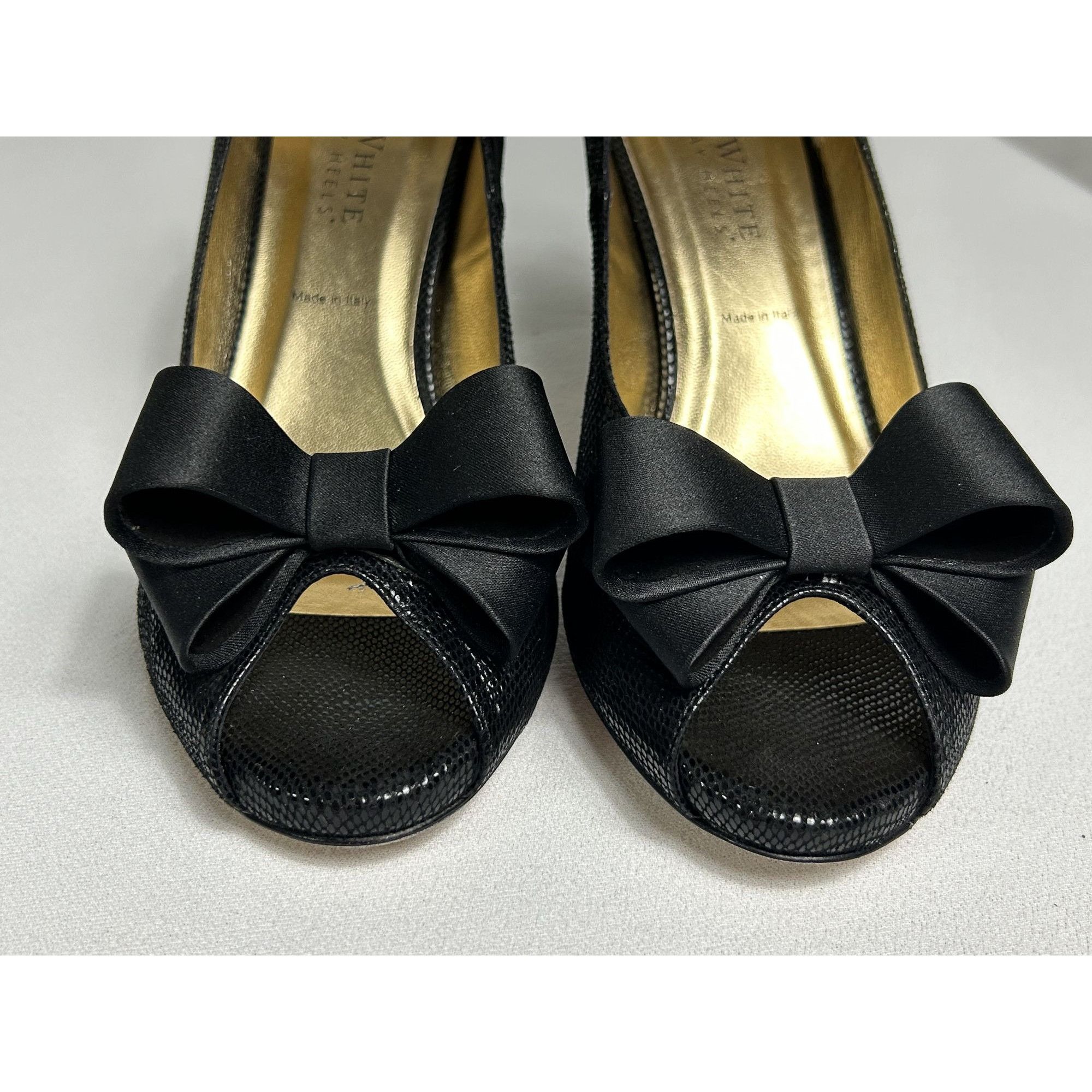 Ron White Ron White Fiona Onyx Embossed Suede Bow Peep Toe Pump in Bla Size US 9 / IT 39 - 4 Thumbnail