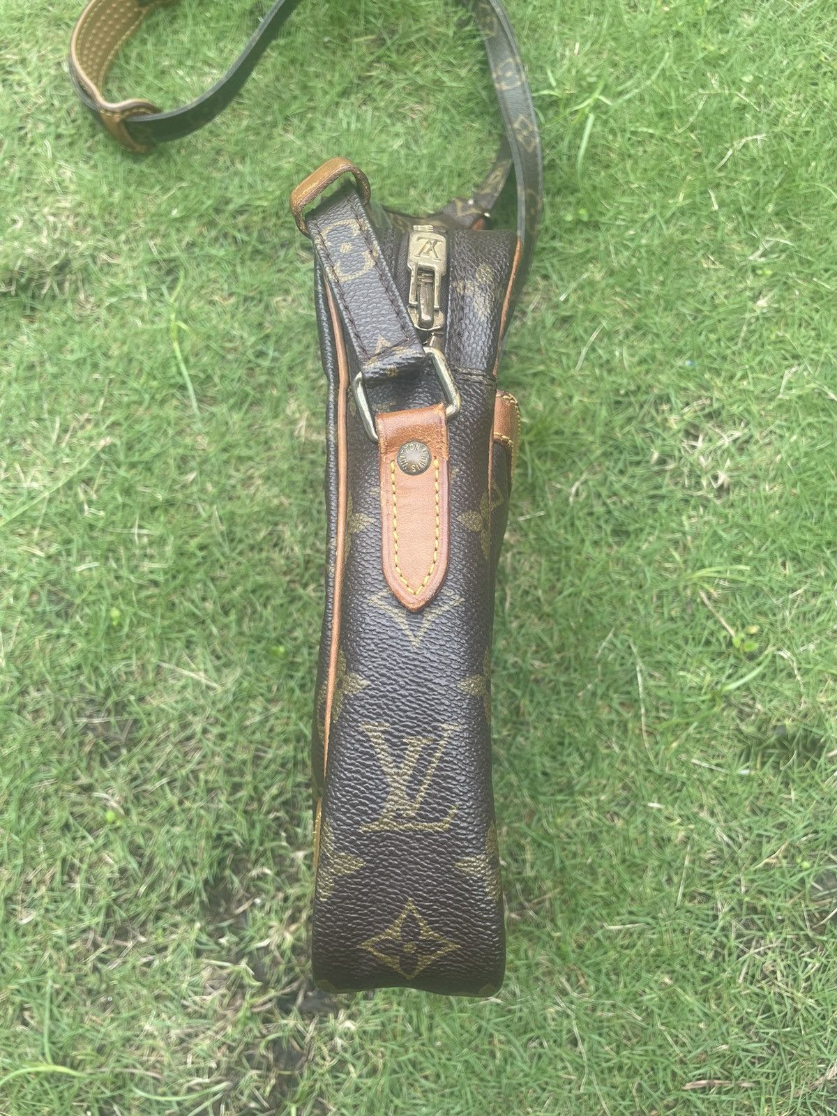 Louis Vuitton Authentic LOUIS VUITTON Danube Shoulder Bag Size ONE SIZE - 4 Thumbnail