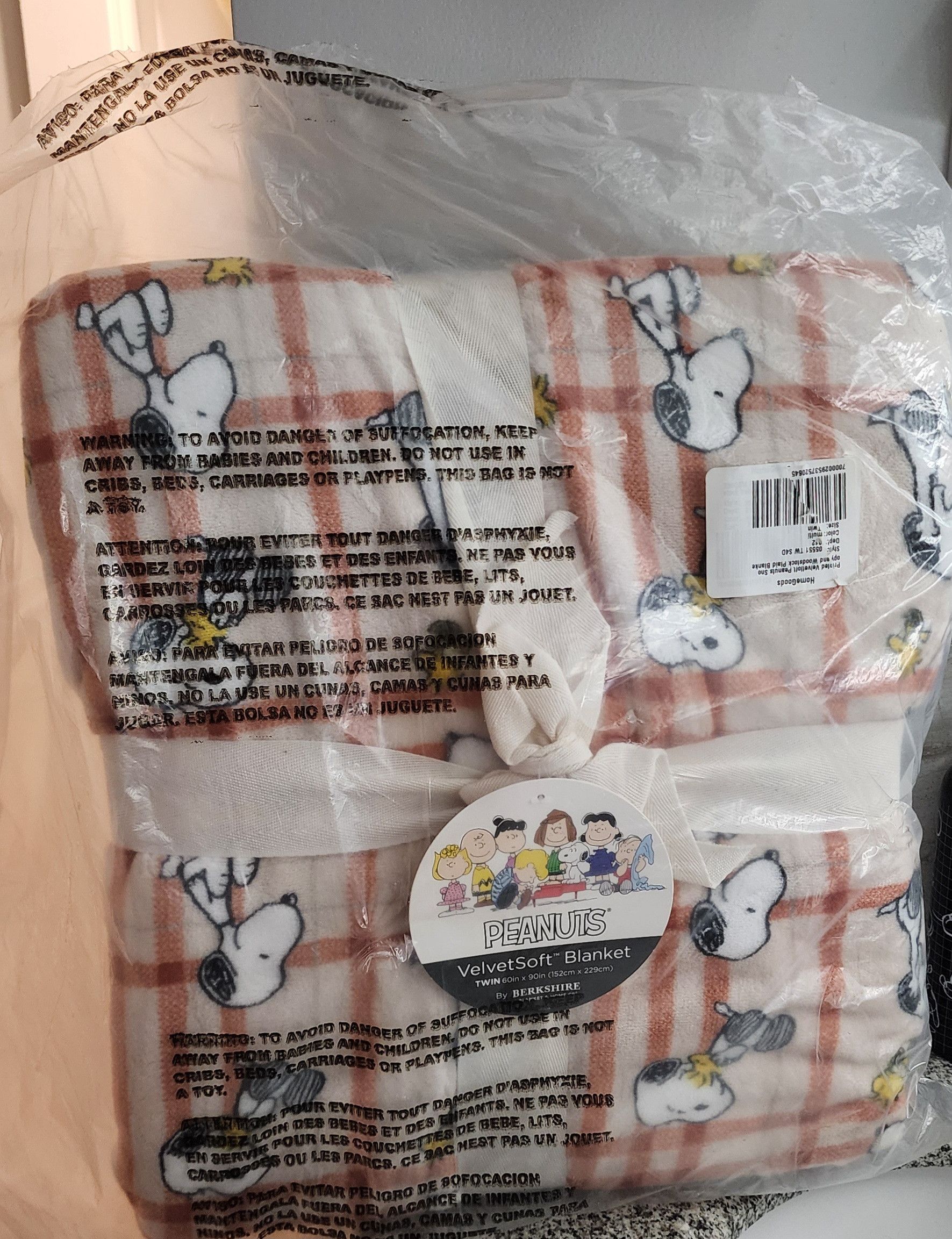 Peanuts NWT PEANUTS Berkshire Peanuts Snoopy Holiday Plaid Blanket Size ONE SIZE - 1 Thumbnail