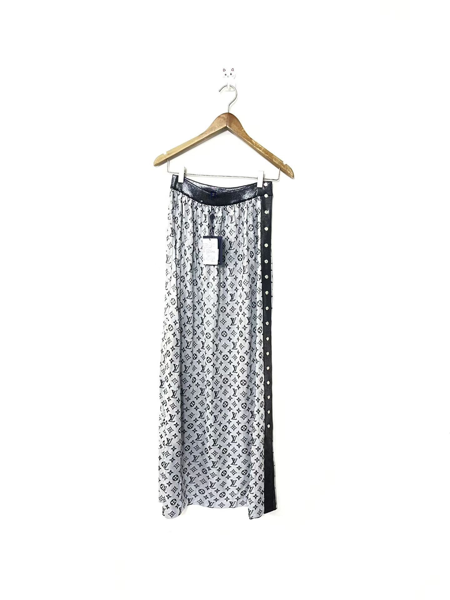 Louis Vuitton Louis Vuitton Silver Skirt 28 Women Size 28" / US 6 / IT 42 - 1 Thumbnail
