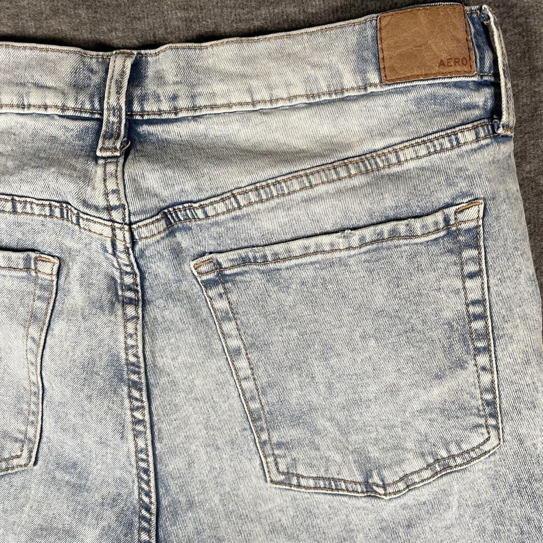 Vintage VINTAGE? No. Aeropostale Jeans Womens 14 Light Wash Cheeky Jegging Distressed Ripped Skinny Size 36" / US 14 / IT 50 - 4 Thumbnail