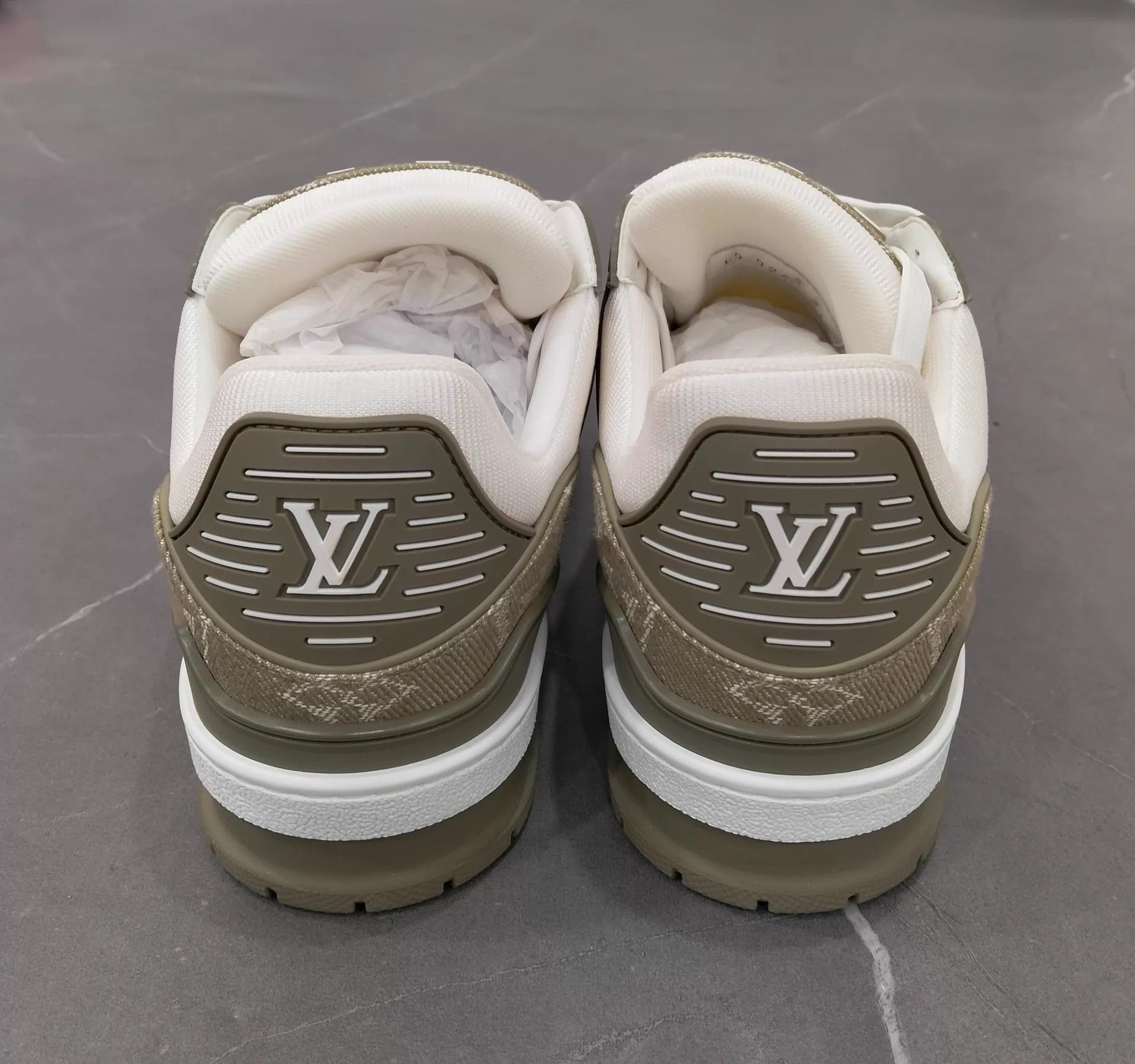 Louis Vuitton Louis Vuitton Trainer White Green 37.5 Size US 7 / IT 37 - 5 Thumbnail