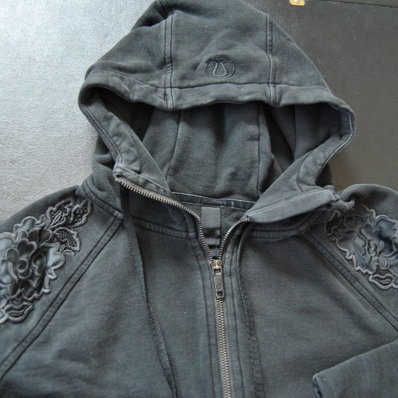 Lululemon Lululemon Embroidered Floral Full Zip Up Crop Top Hoodie Size L / US 10 / IT 46 - 2 Thumbnail