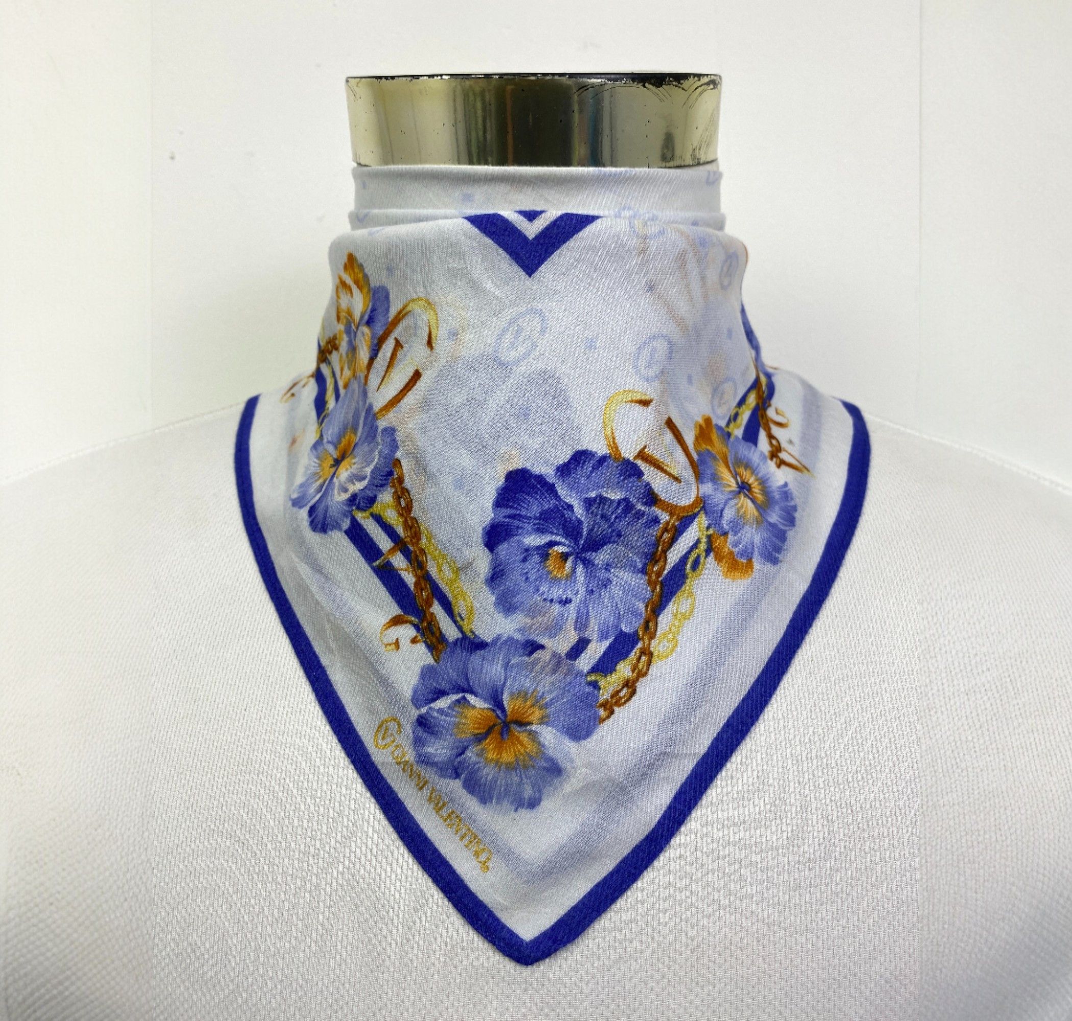 Gianni Valentino Vintage Gianni Valentino Handkerchief / Neckerchief HKC1074 Size ONE SIZE - 1 Thumbnail