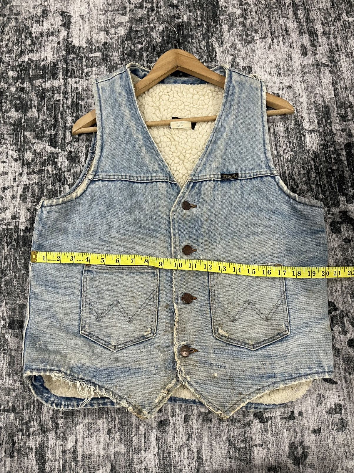Wrangler Vintage Wrangler Sherpa Lined Distressed Denim Vest Size US M / EU 48-50 / 2 - 16 Thumbnail