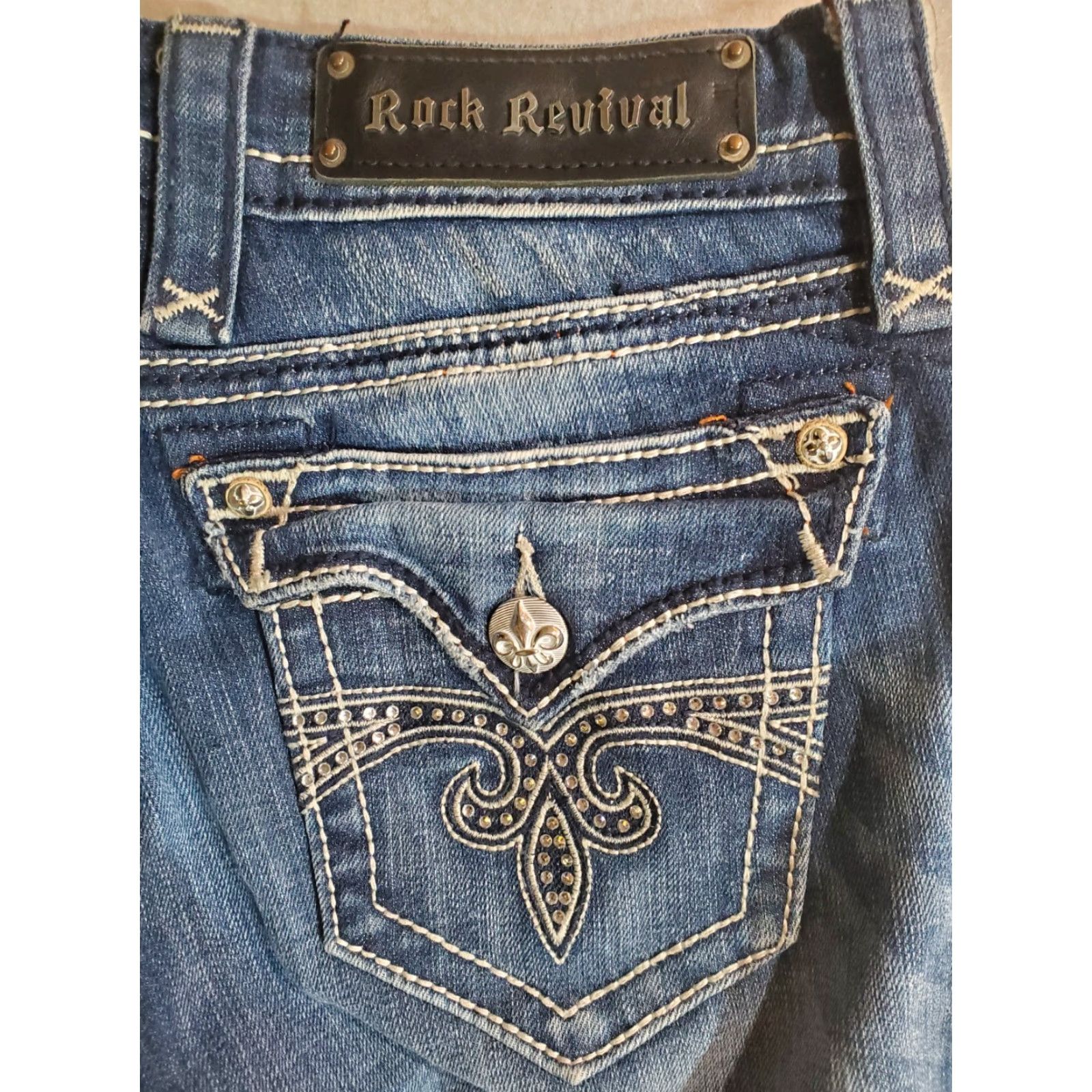 Vintage ROCK REVIVAL Jeans SORA CAPRI Embroidered Flap Sequin Stretch Womens Size 26x18 Dark Blue Size 26" / US 2 / IT 38 - 8 Thumbnail