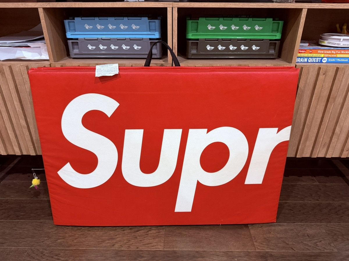Everlast × Supreme Supreme Everlast Folding Exercise Mat Red FW17 *PICK UP ONLY Size ONE SIZE - 5 Thumbnail