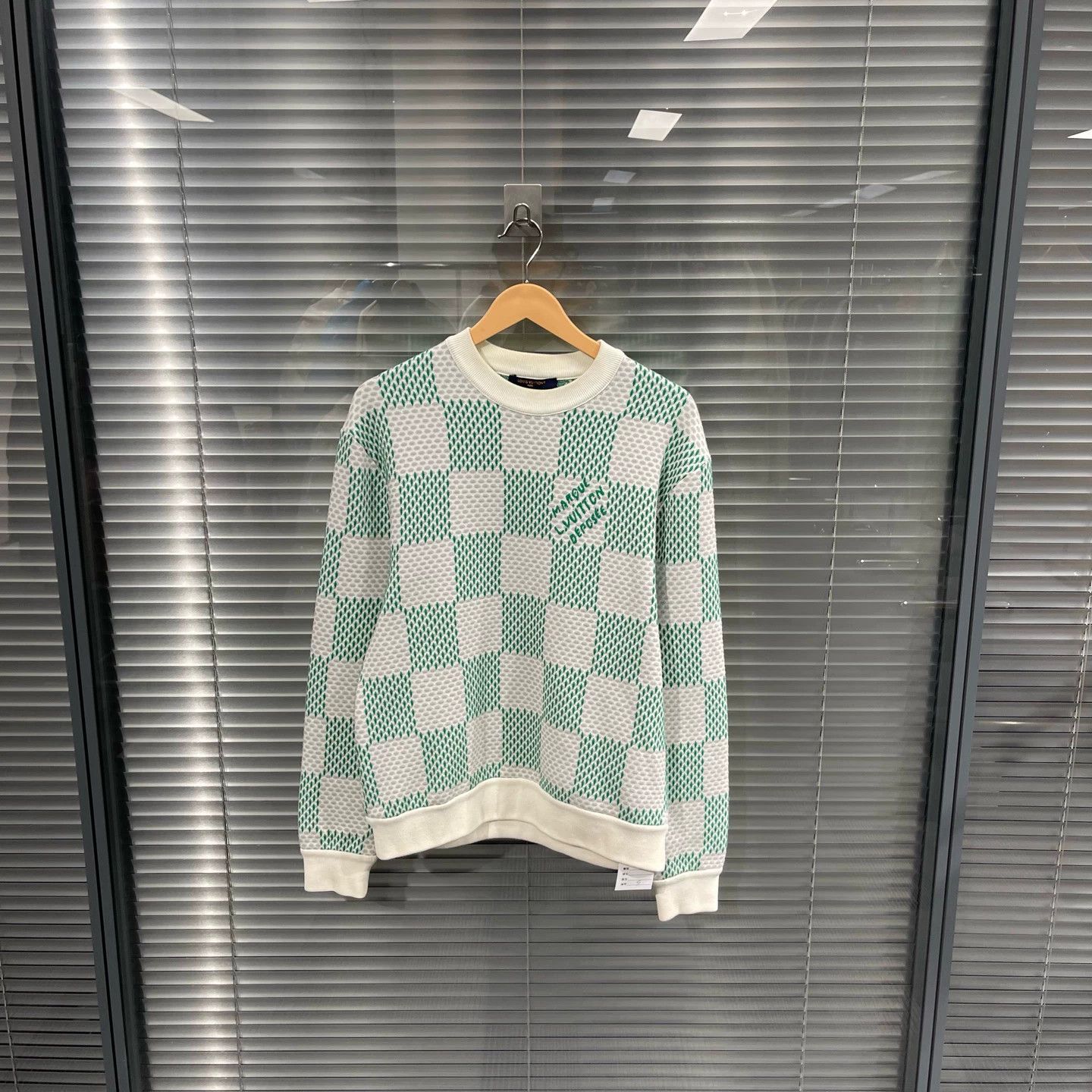 Louis Vuitton Louis Vuitton White Green Monogram Crewneck S Size US S / EU 44-46 / 1 - 1 Thumbnail