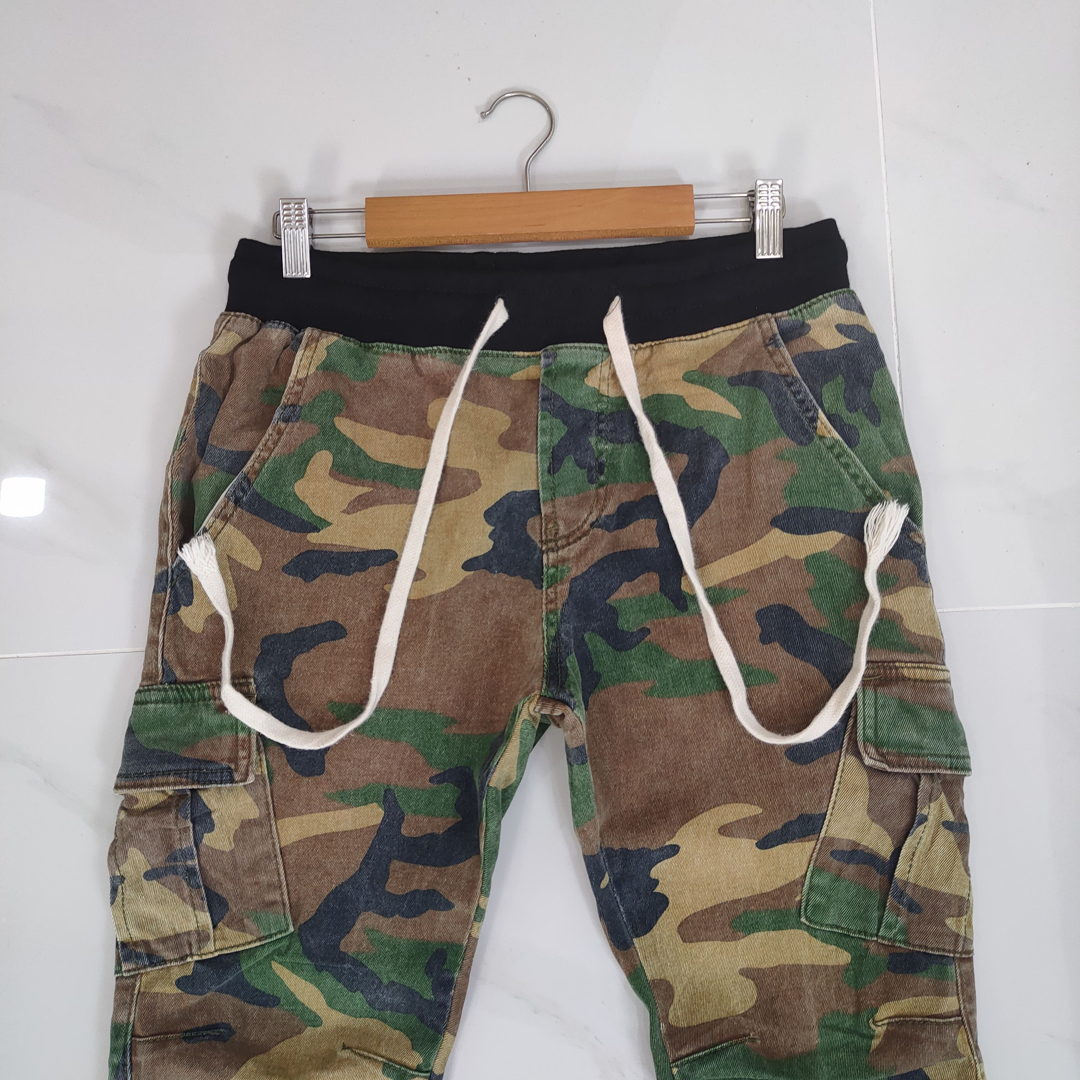 Japanese Brand SPRING WAIST ANKLE ZIP CAMO CARGO PANTS Size US 29 - 2 Thumbnail