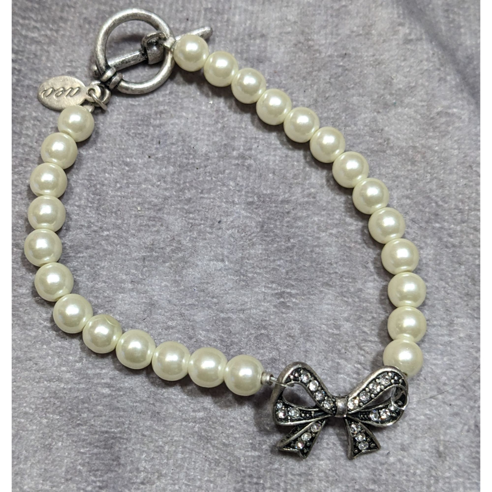 American Eagle Outfitters AEO Y2K Coquette Faux Pearl Bracelet With Rhinestone Bow Cha Size ONE SIZE - 3 Thumbnail
