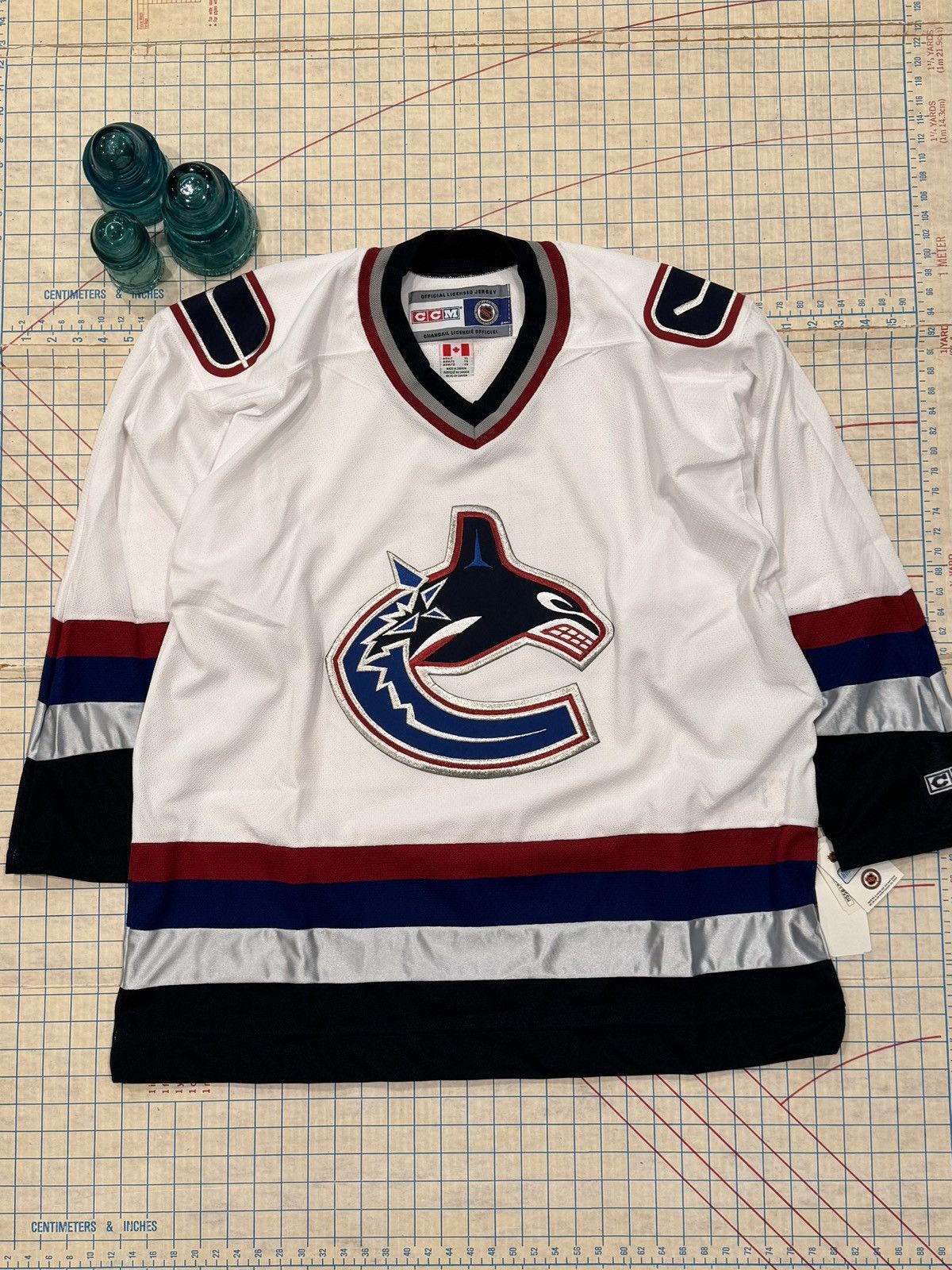 Ccm NWT CCM Vancouver Canucks Orca Logo Jersey White Size XL Men Size US XL / EU 56 / 4 - 2 Thumbnail