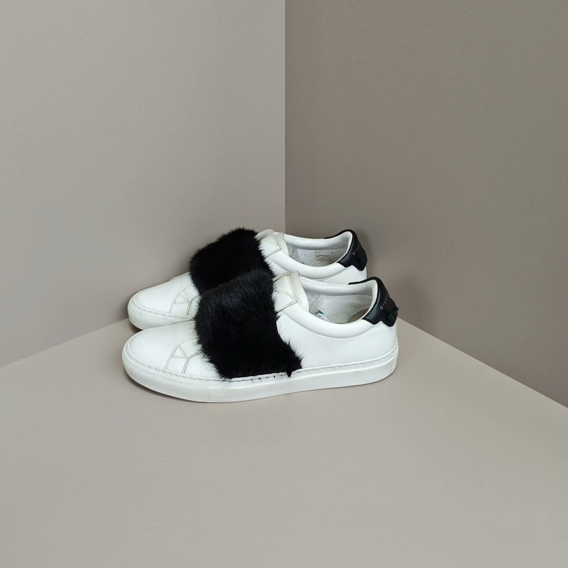 Givenchy Givenchy Lowtop Sneakers us_7 Women Size US 7 / IT 37 - 1 Thumbnail