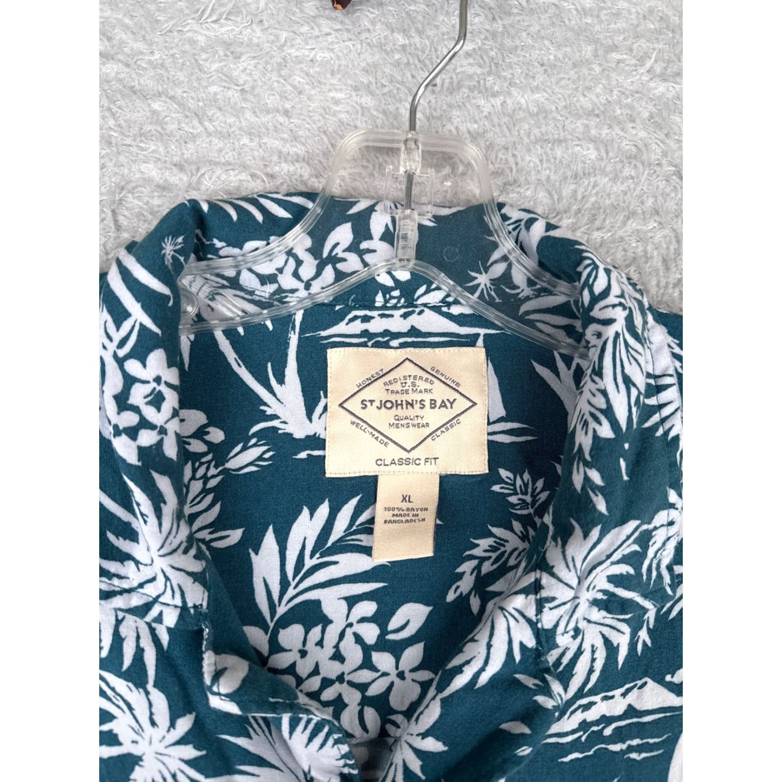 Vintage St. John's Bay Men's Shirt XL Blue Floral Palm Sailboat Hawaiian 100% Rayon Button-Up Short Sleeve Size US XL / EU 56 / 4 - 7 Thumbnail